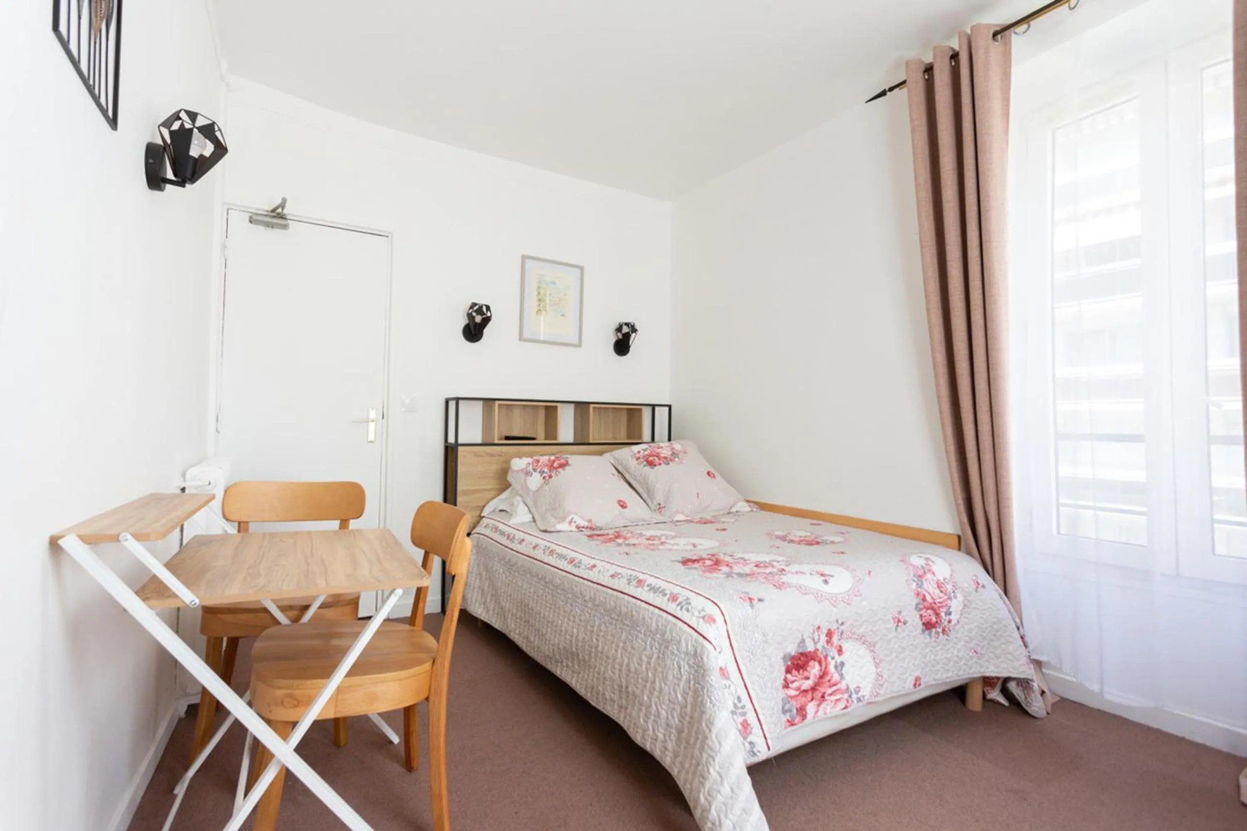 Photo of the whole room in Ideal Hotel