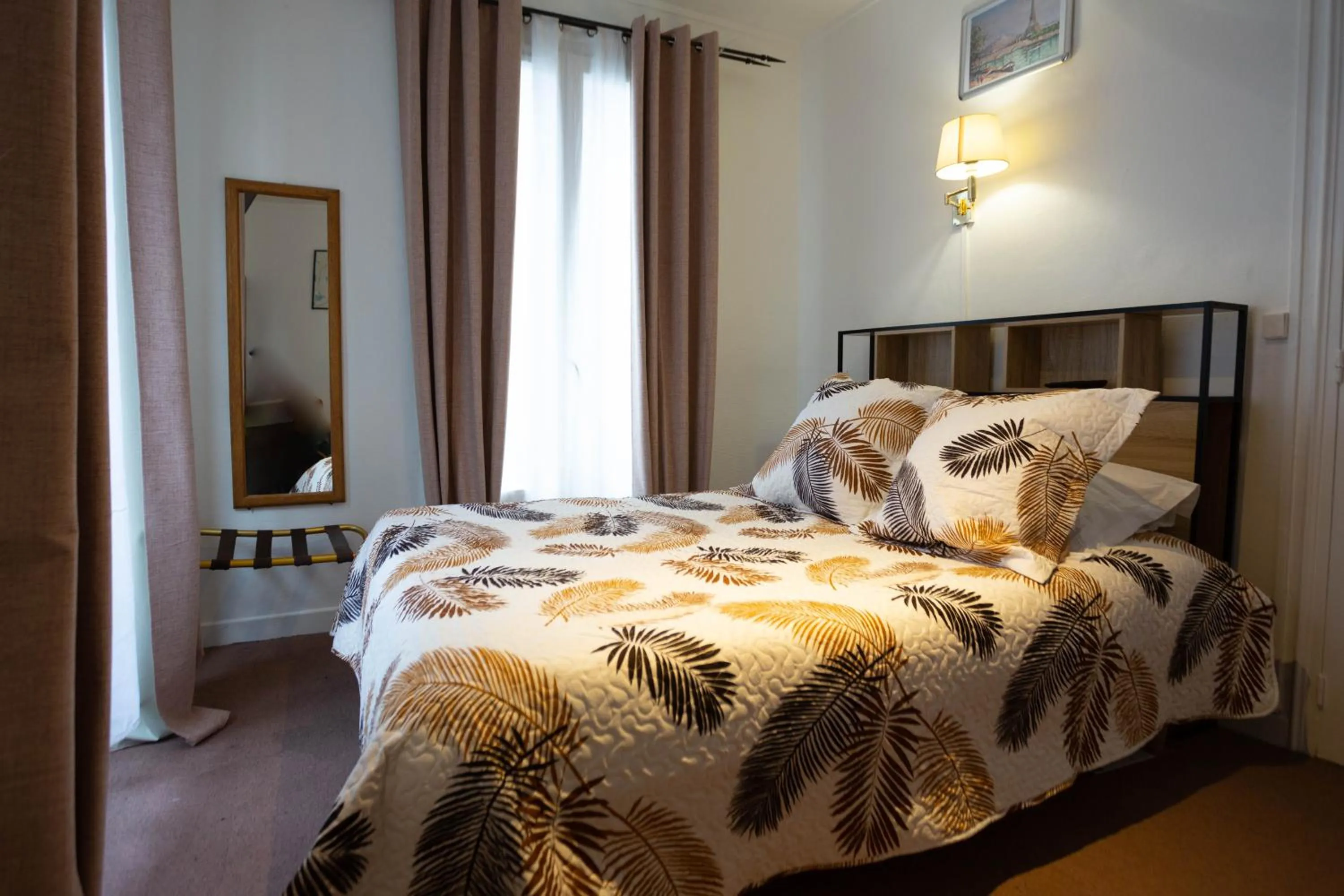 Bedroom in Ideal Hotel