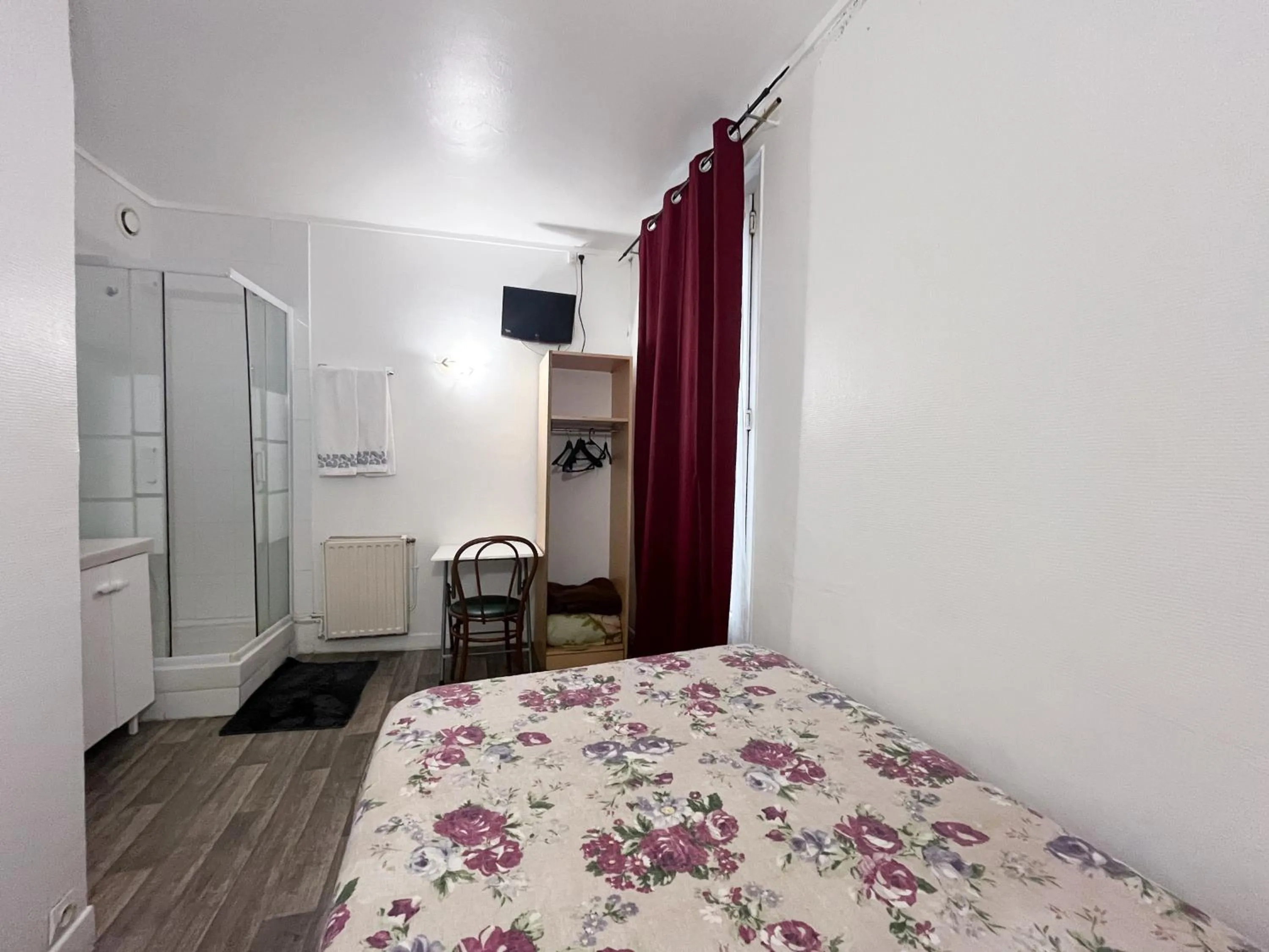 Bedroom in Ideal Hotel