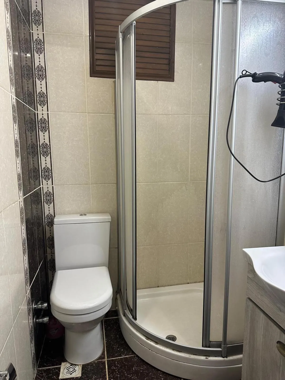 Shower in Birinci Apart Hotel