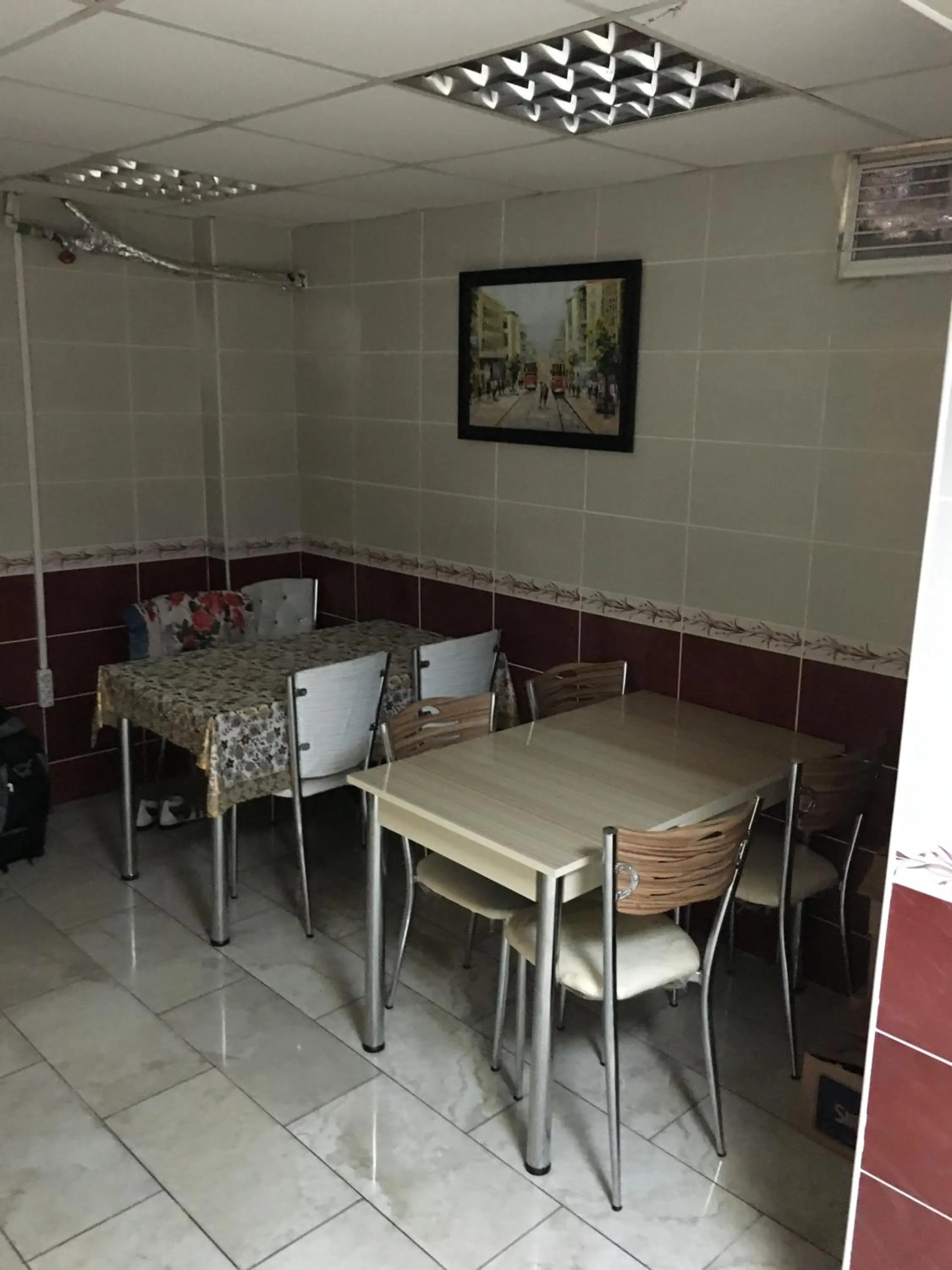 Communal kitchen in Birinci Apart Hotel