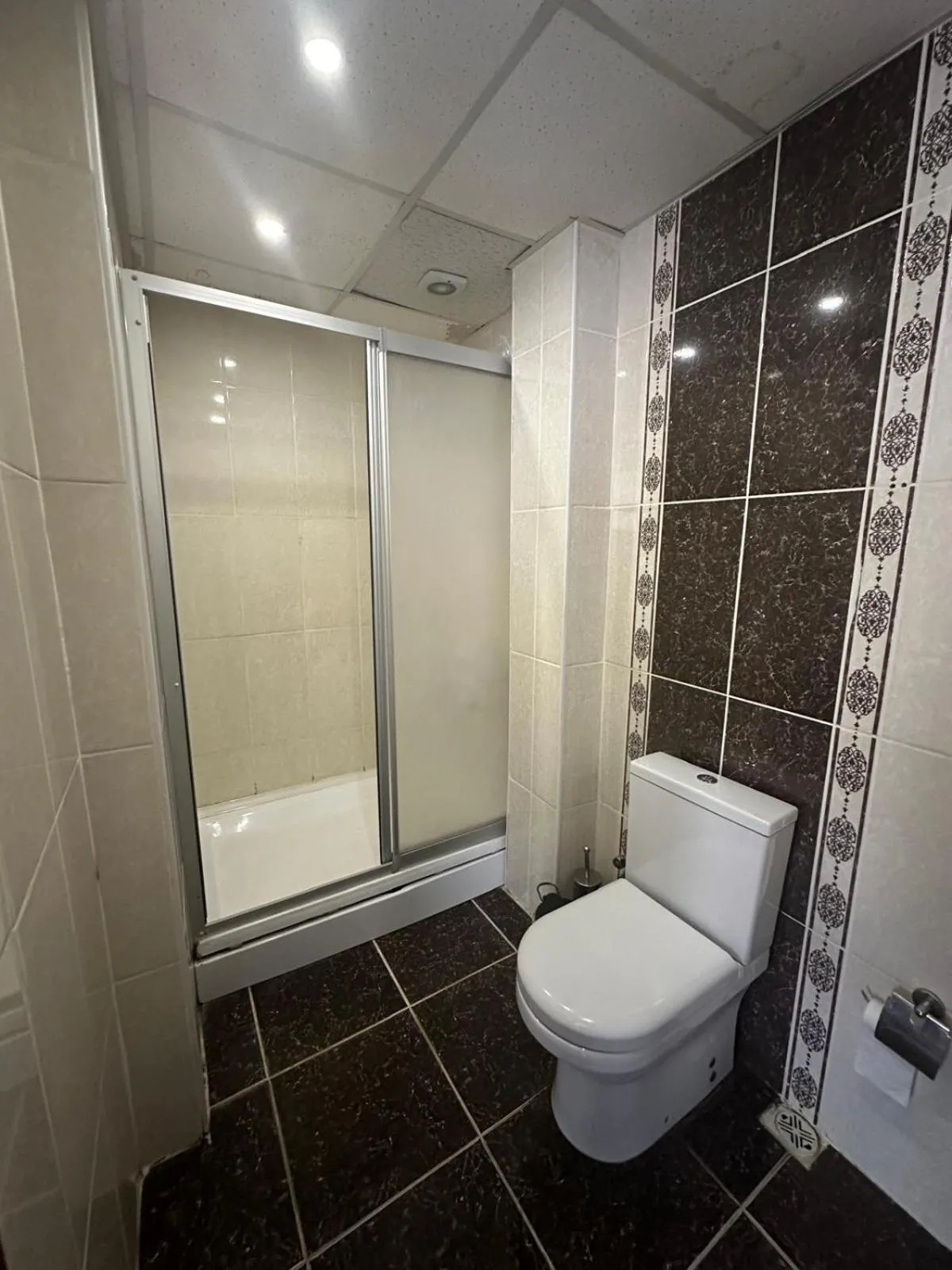 Shower in Birinci Apart Hotel