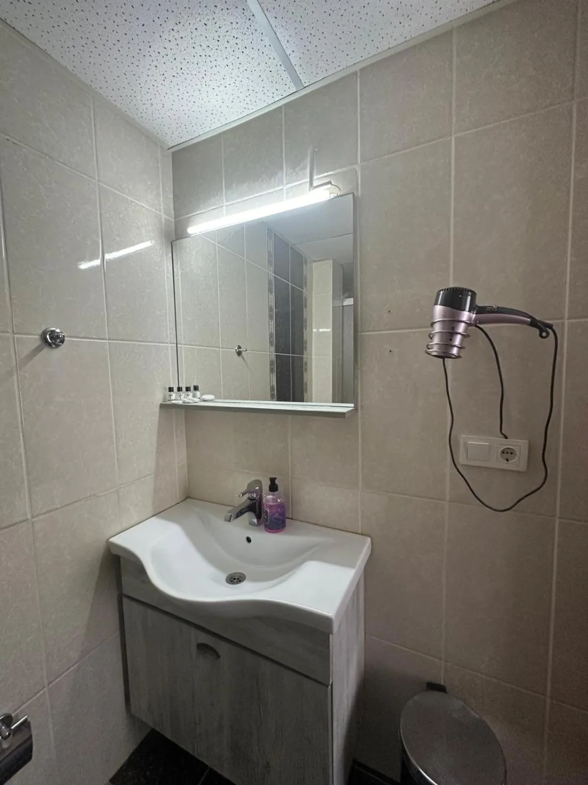 Shower in Birinci Apart Hotel