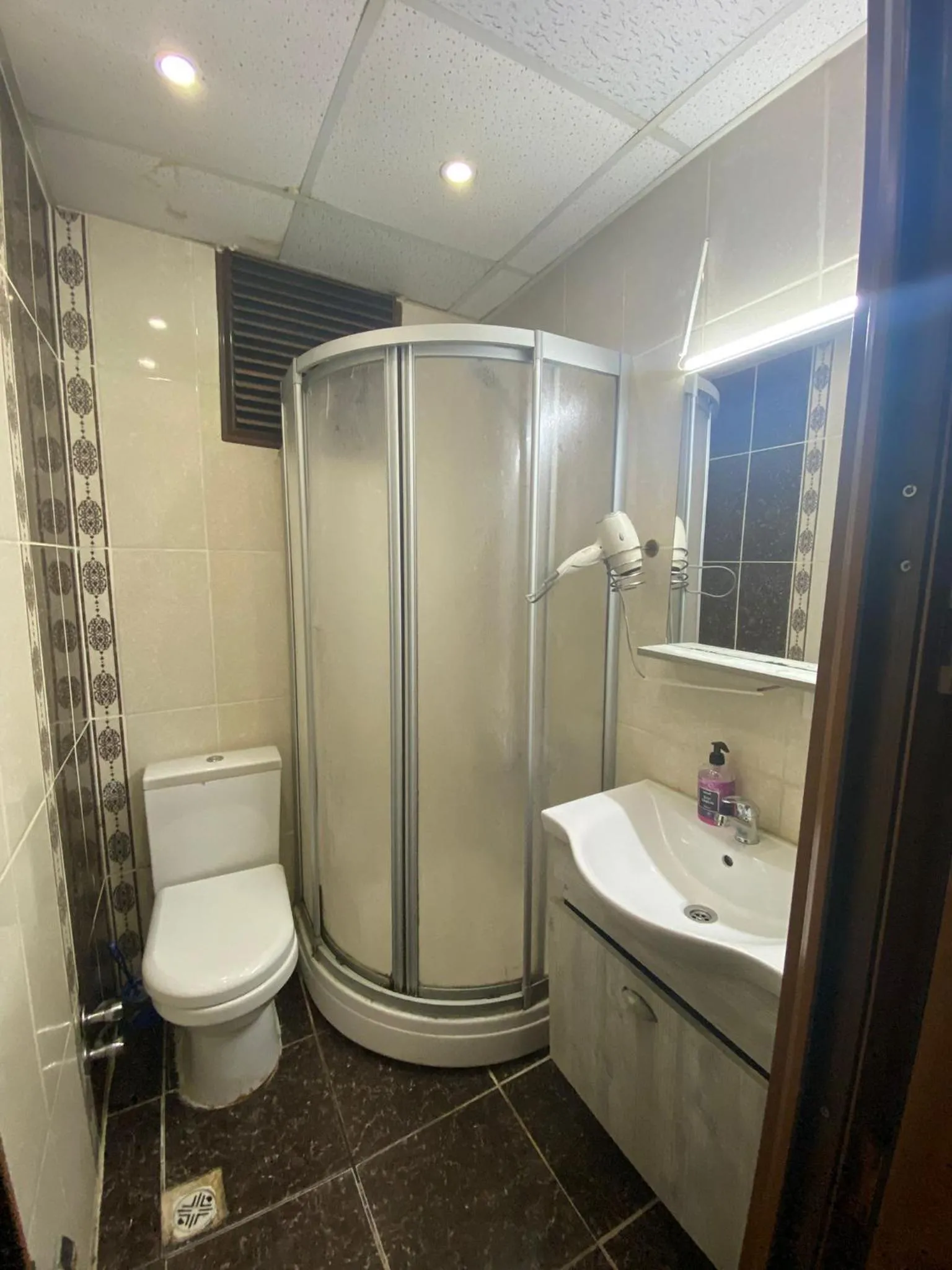 Shower in Birinci Apart Hotel
