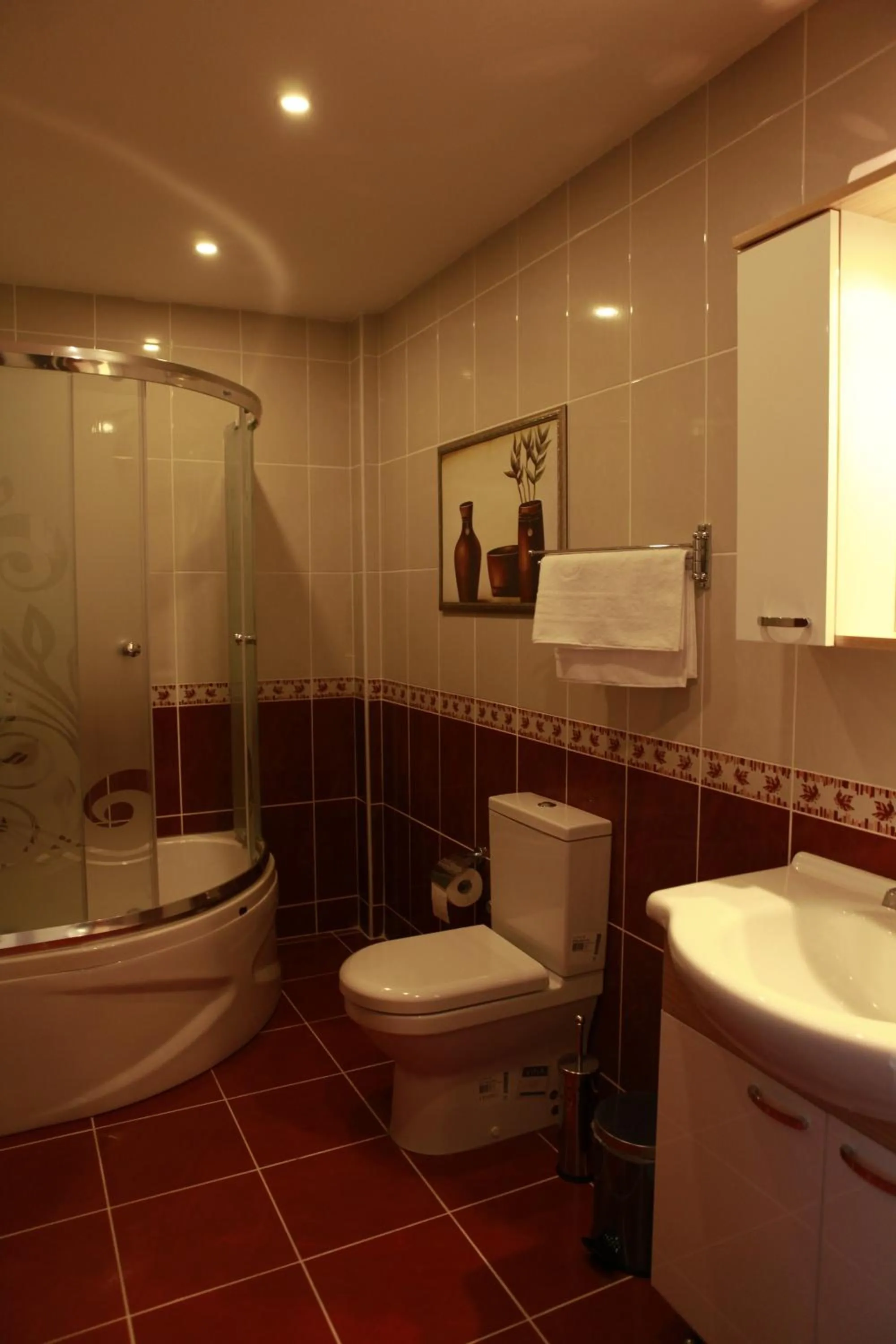 Shower in Birinci Apart Hotel