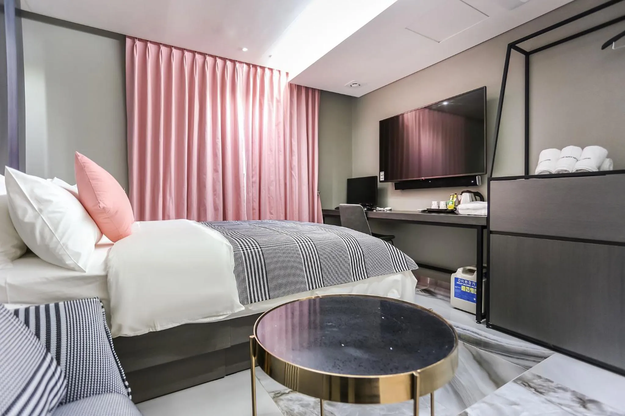 Bedroom, Bed in The Post Hotel