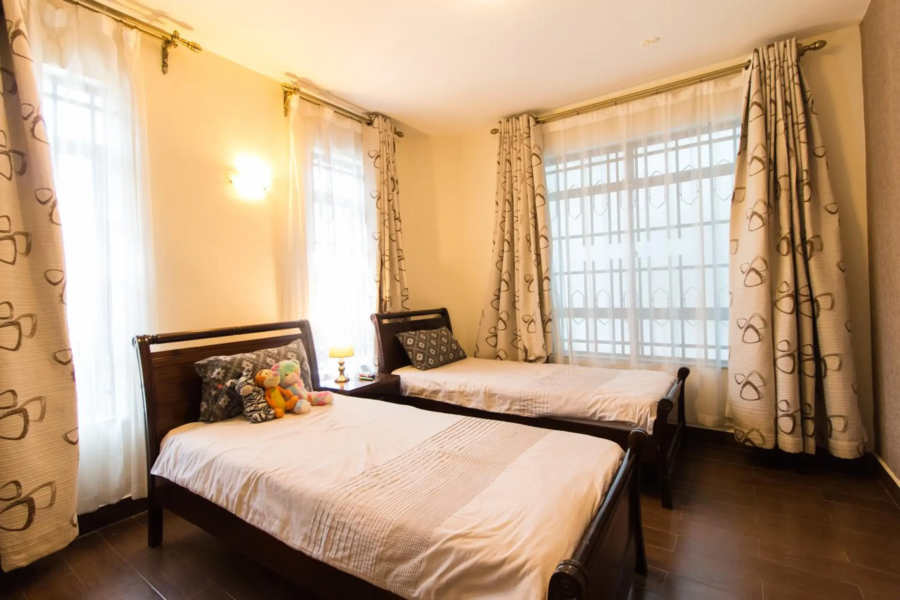 Three-Bedroom Apartment with Balcony in Warwick Centre Three-Bedroom Apartment with Balcony in Warwick Centre