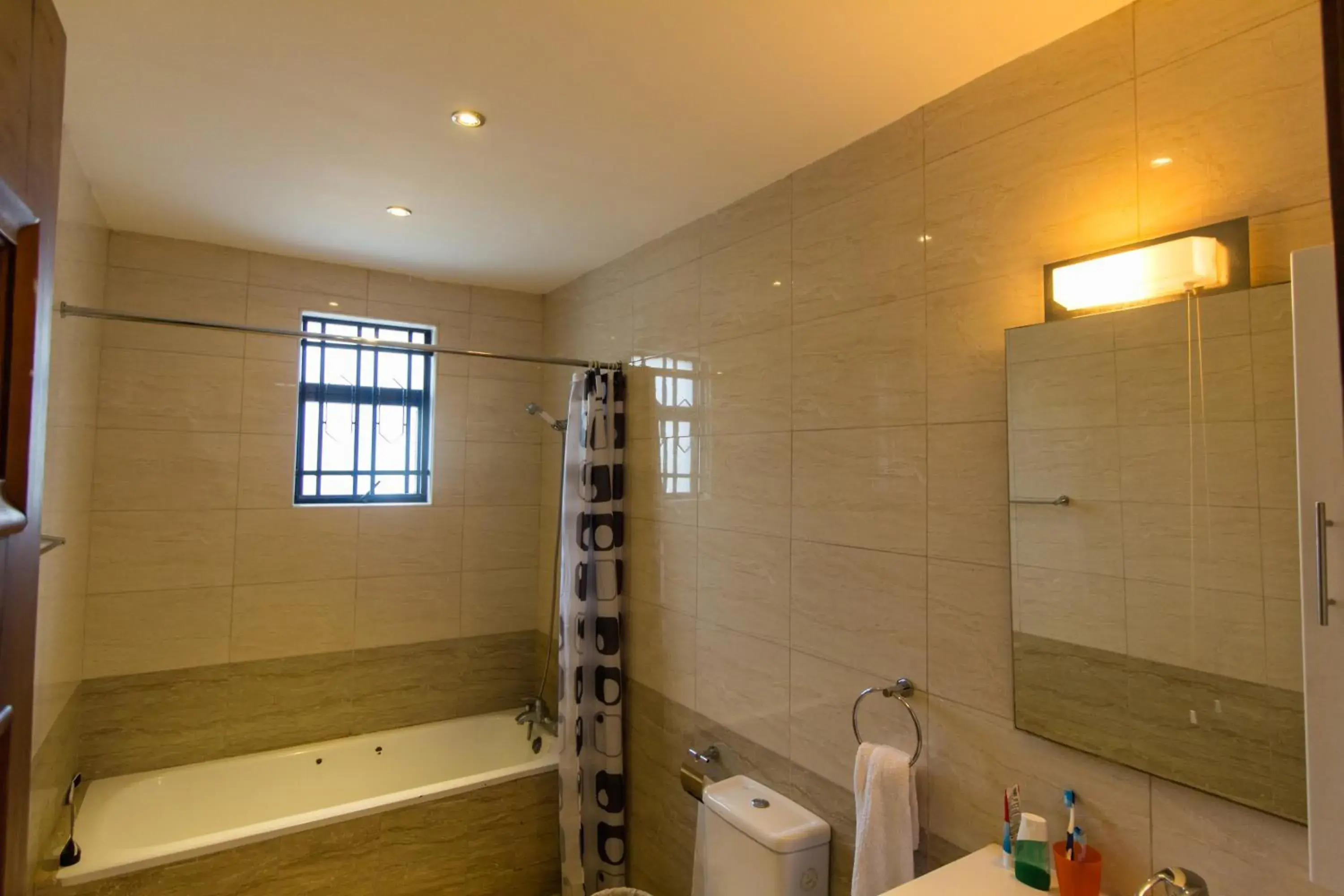 Three-Bedroom Apartment with Balcony in Warwick Centre Three-Bedroom Apartment with Balcony in Warwick Centre