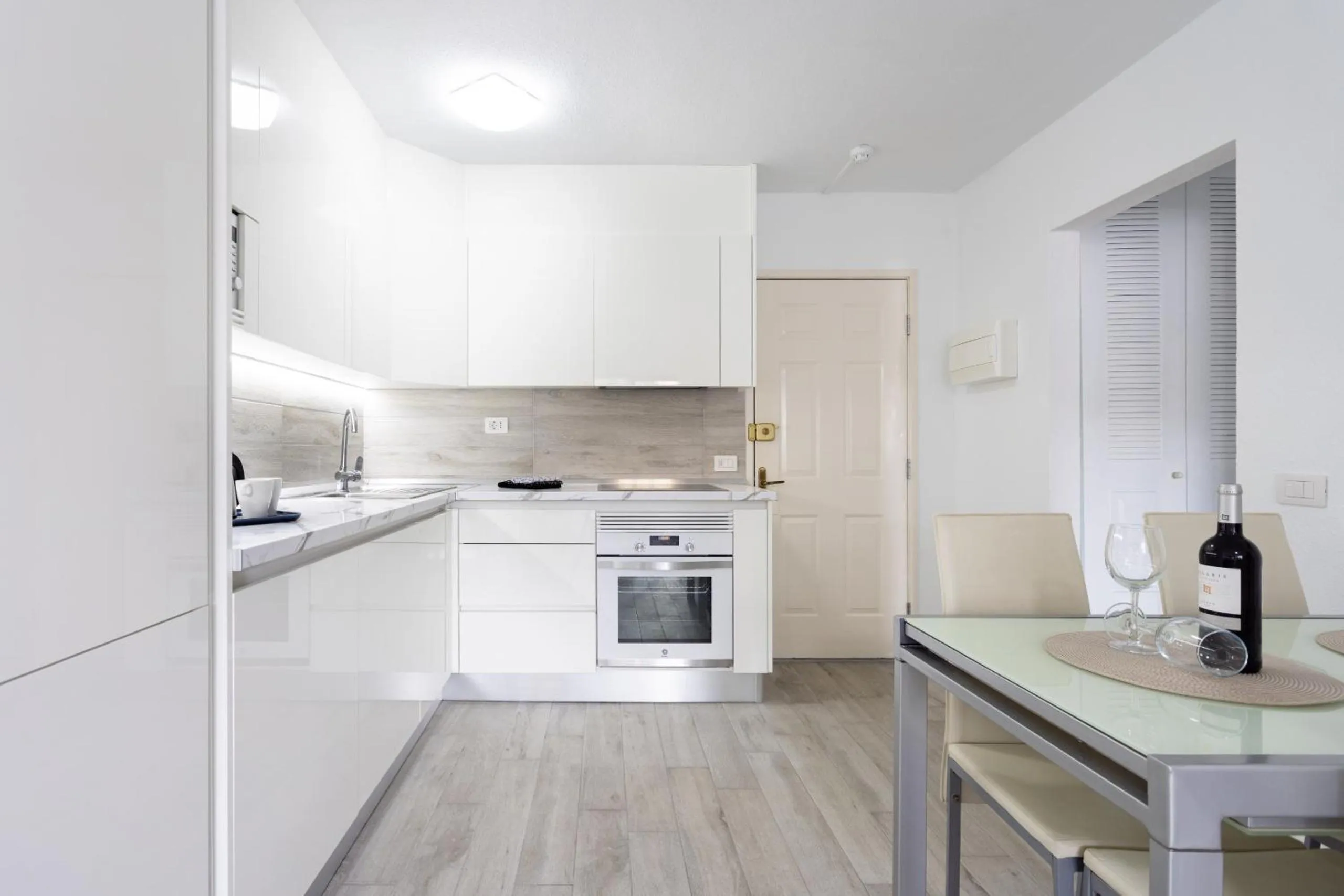 Kitchen or kitchenette in Castle Harbour