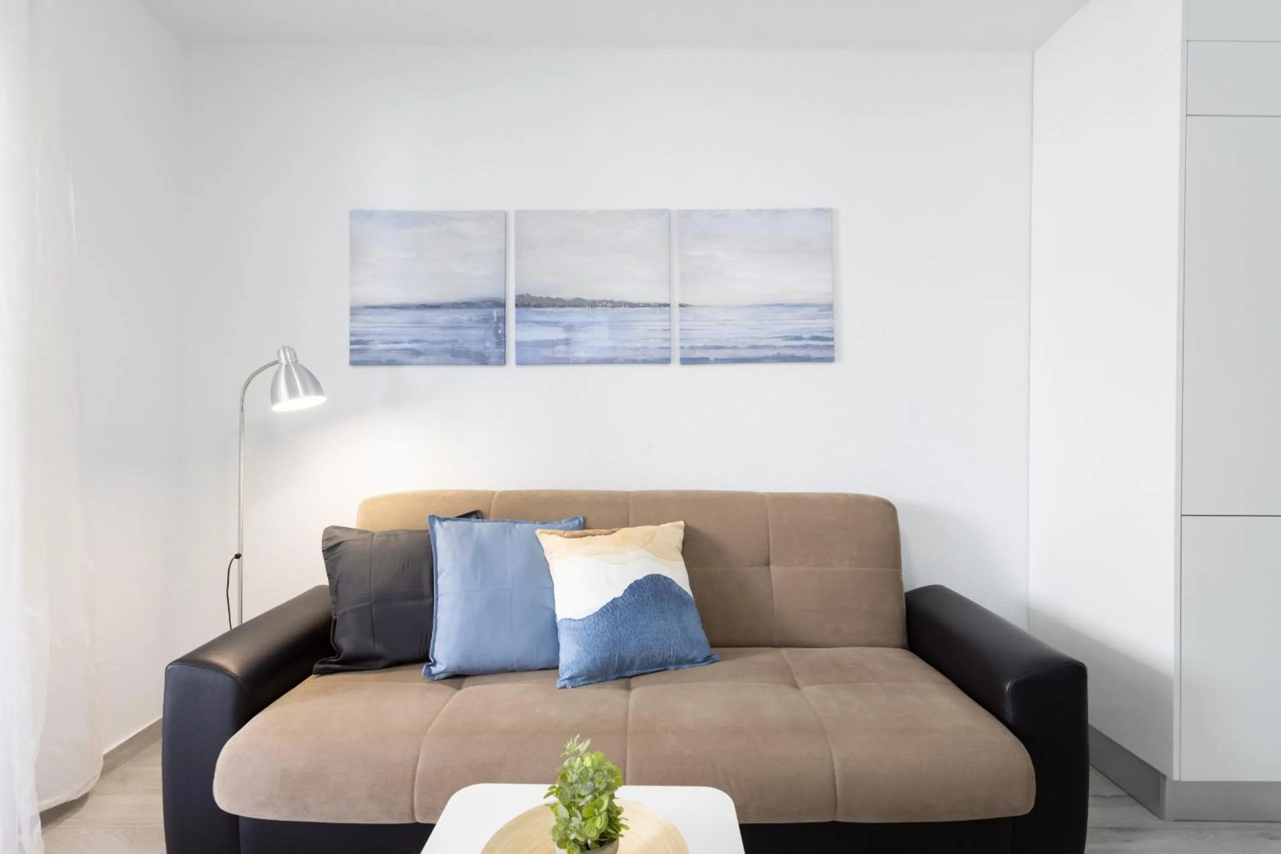 Communal lounge/ TV room in Castle Harbour