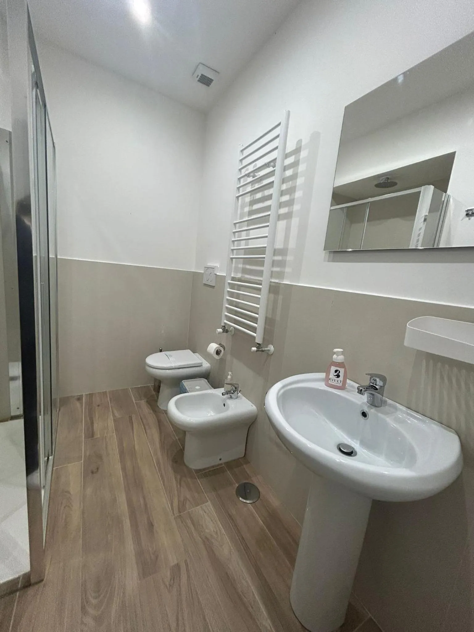 Shower in GIULY SUITES & ROOMS