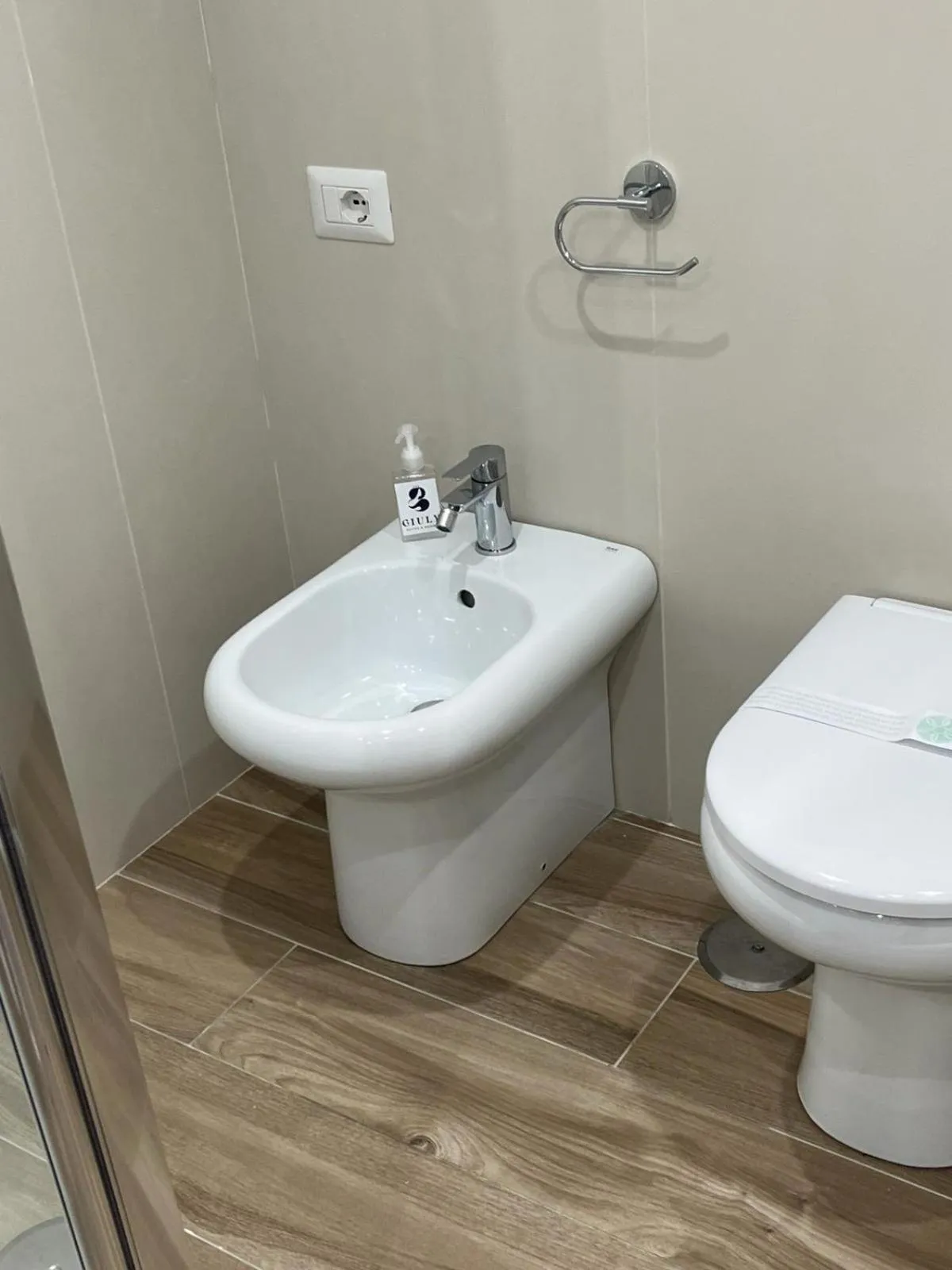 Toilet in GIULY SUITES & ROOMS