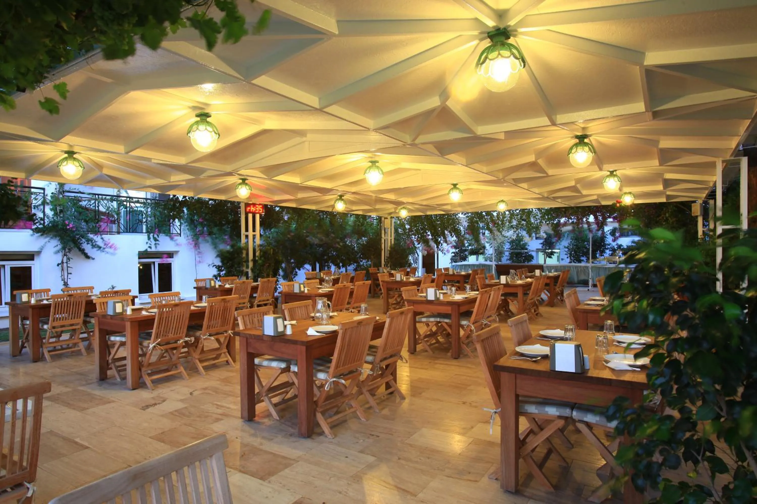 Restaurant/places to eat in Catamaran Hotel