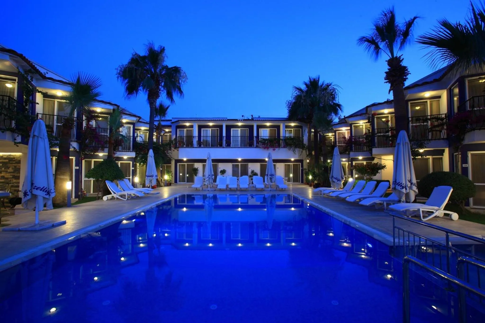 Swimming pool in Catamaran Hotel