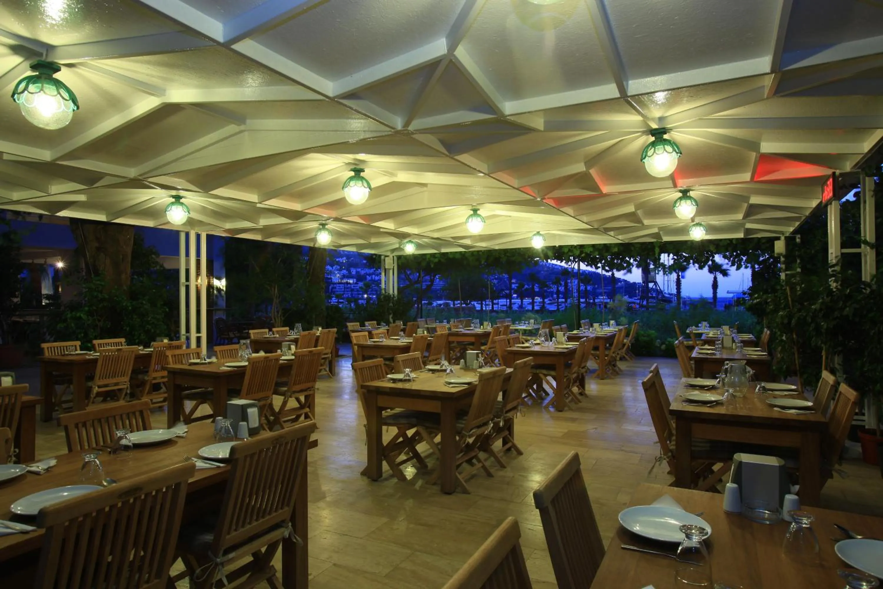 Restaurant/places to eat in Catamaran Hotel