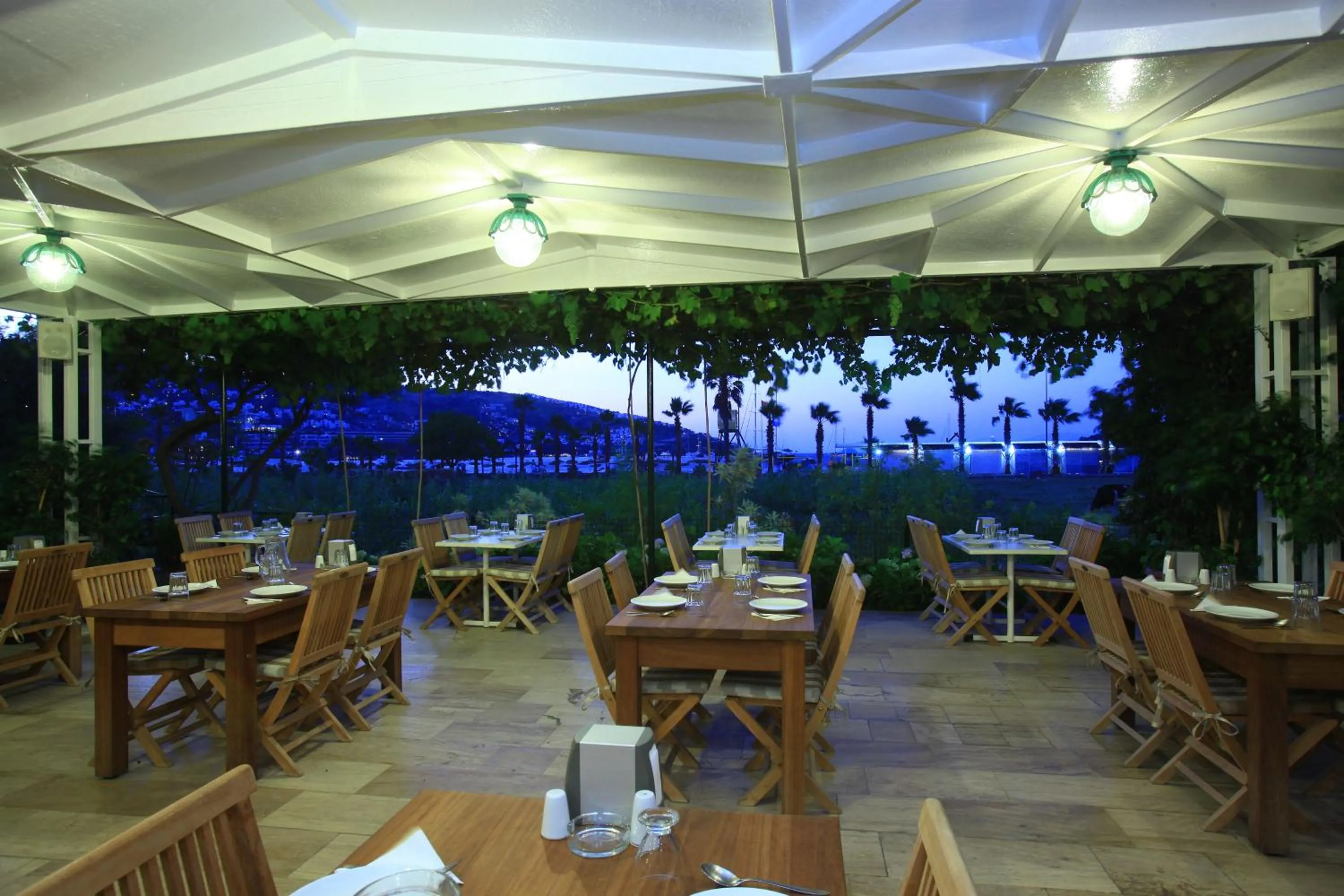 Restaurant/places to eat in Catamaran Hotel