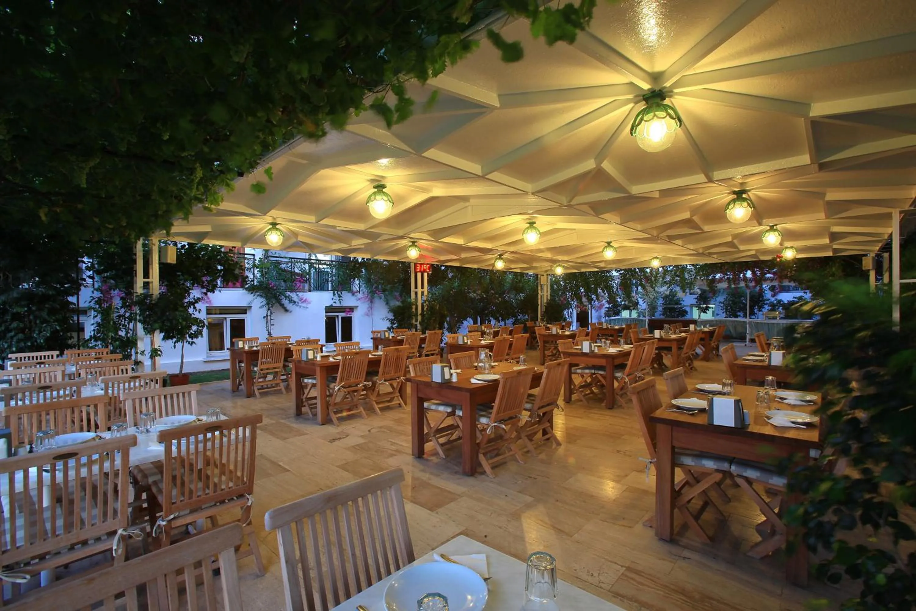 Restaurant/places to eat in Catamaran Hotel