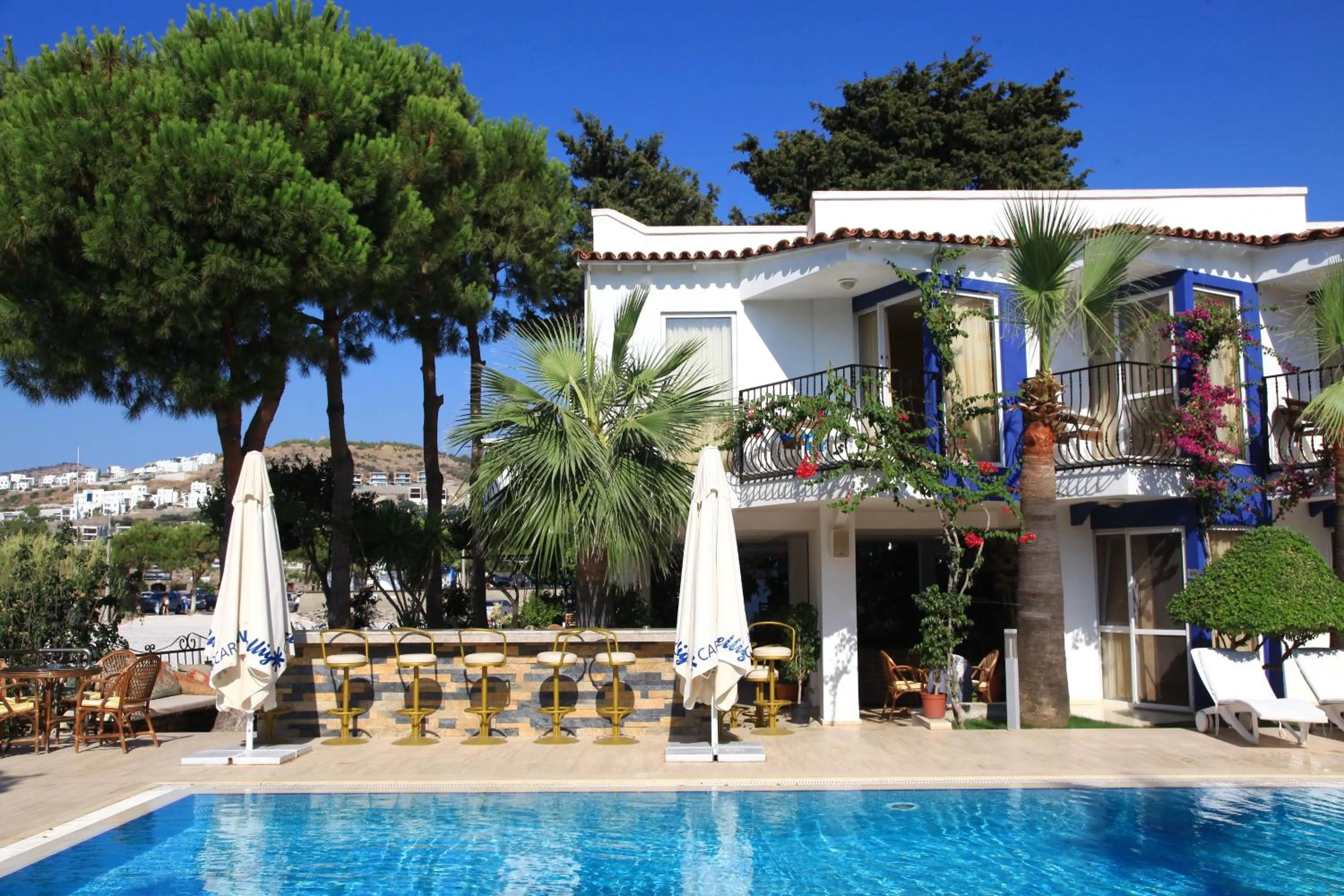 Pool view in Catamaran Hotel