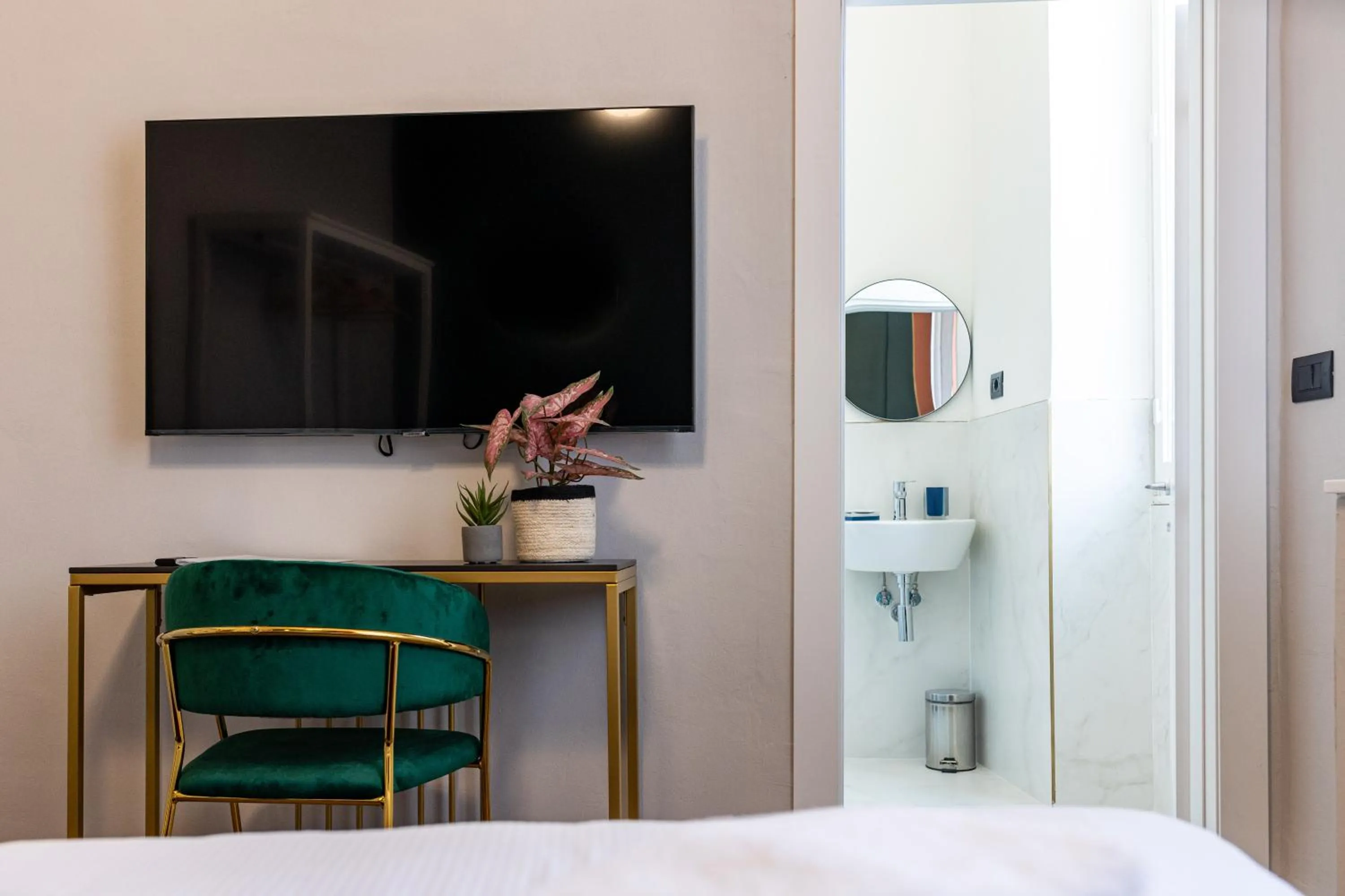 TV and multimedia, Bed in Romantic Room Duomo