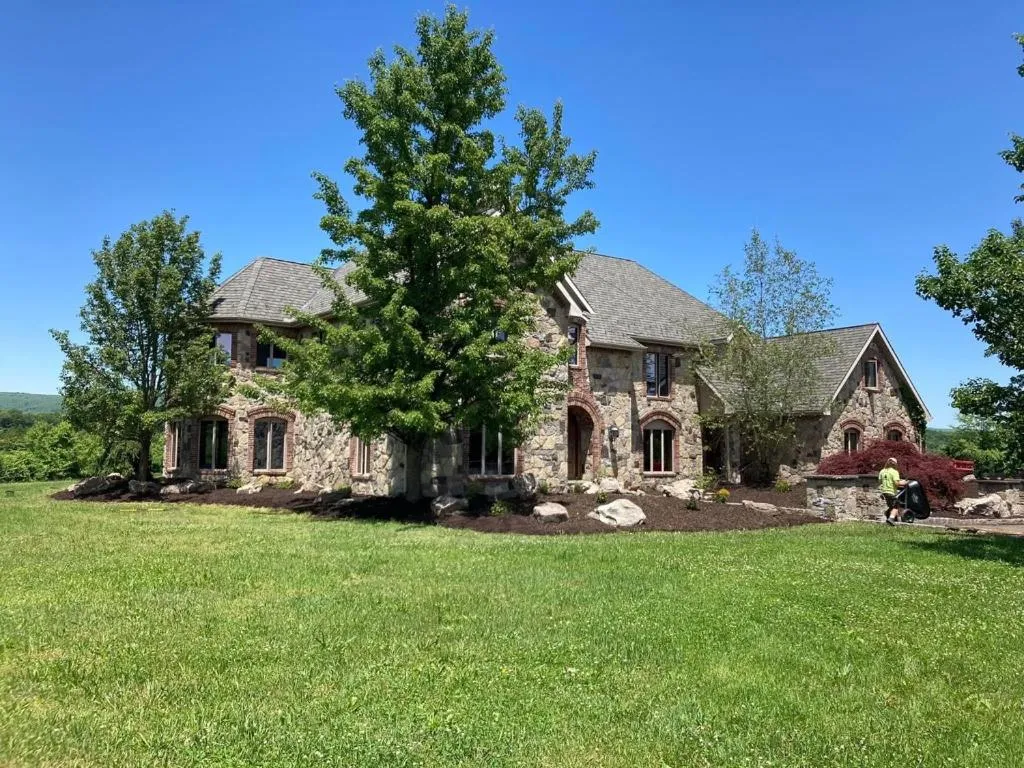 Property building in Chestnuthill Countryside Manor