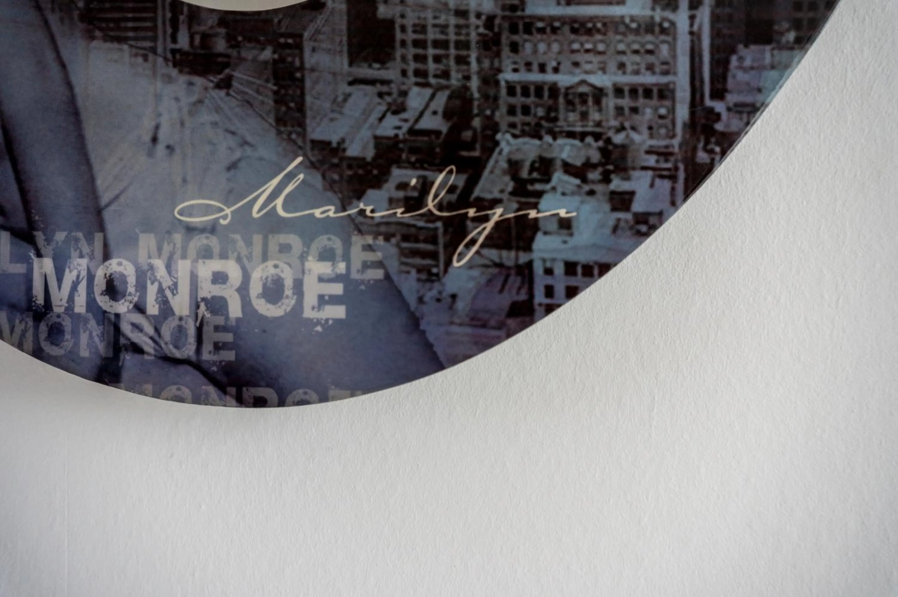 Text overlay in The Queen Luxury Apartments - Villa Marilyn