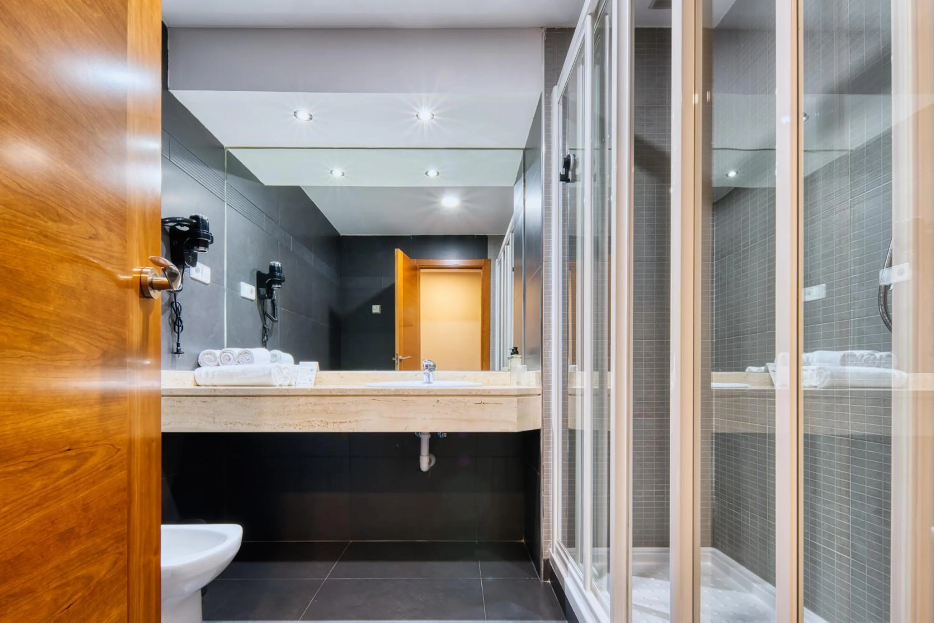 Shower in Checkin Madrid Móstoles