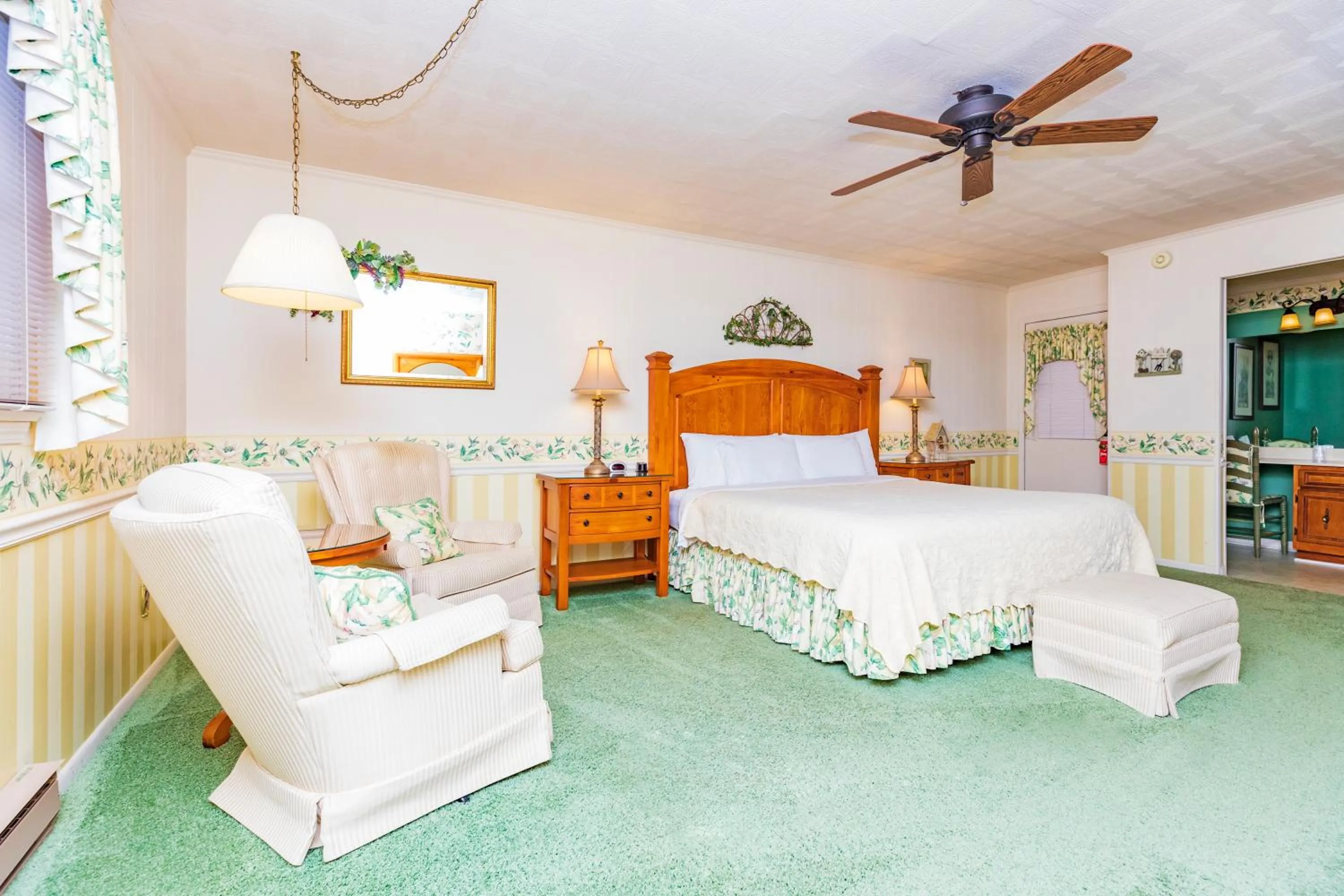Photo of the whole room, Bed in Azalea Garden Inn