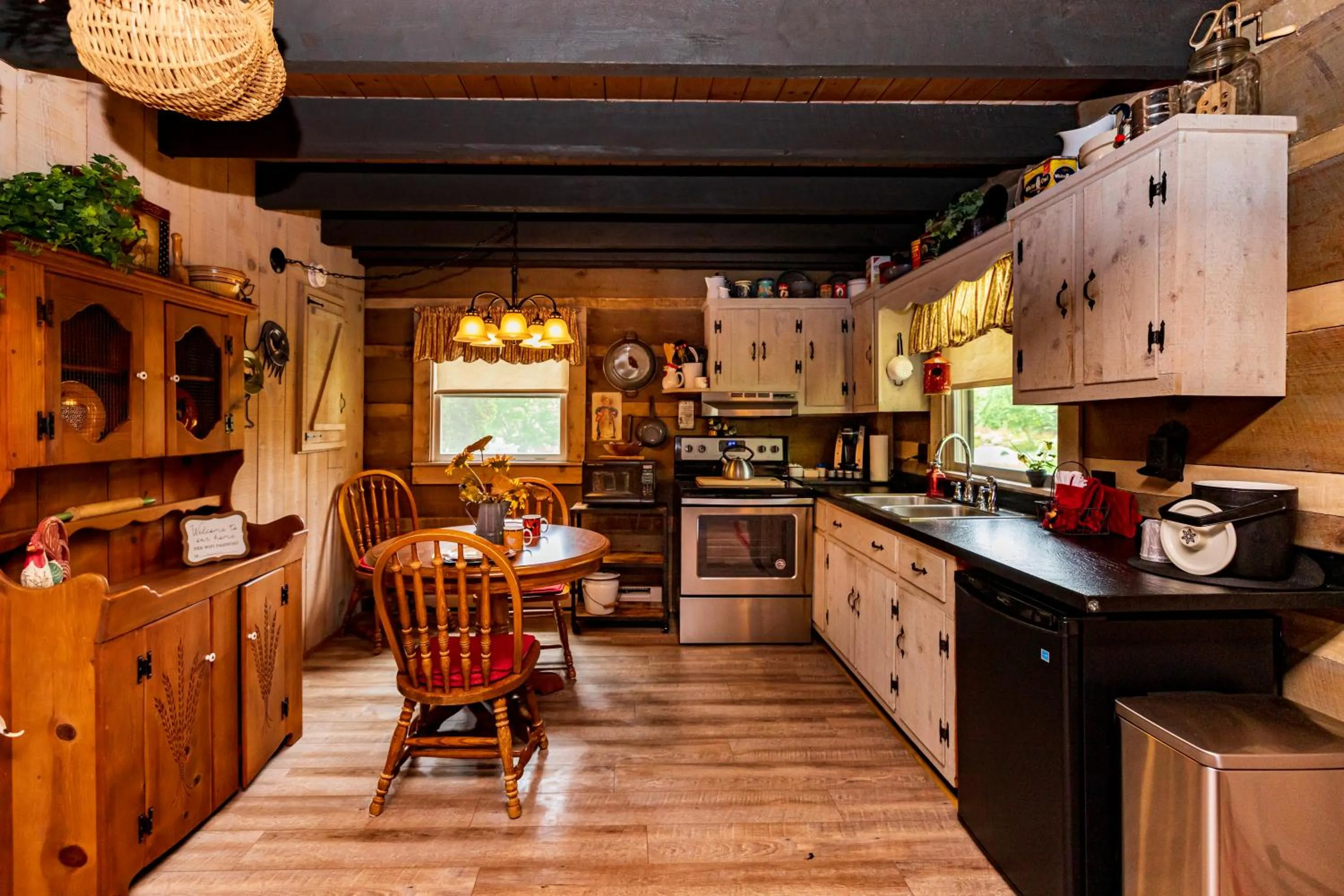 Kitchen or kitchenette in Azalea Garden Inn