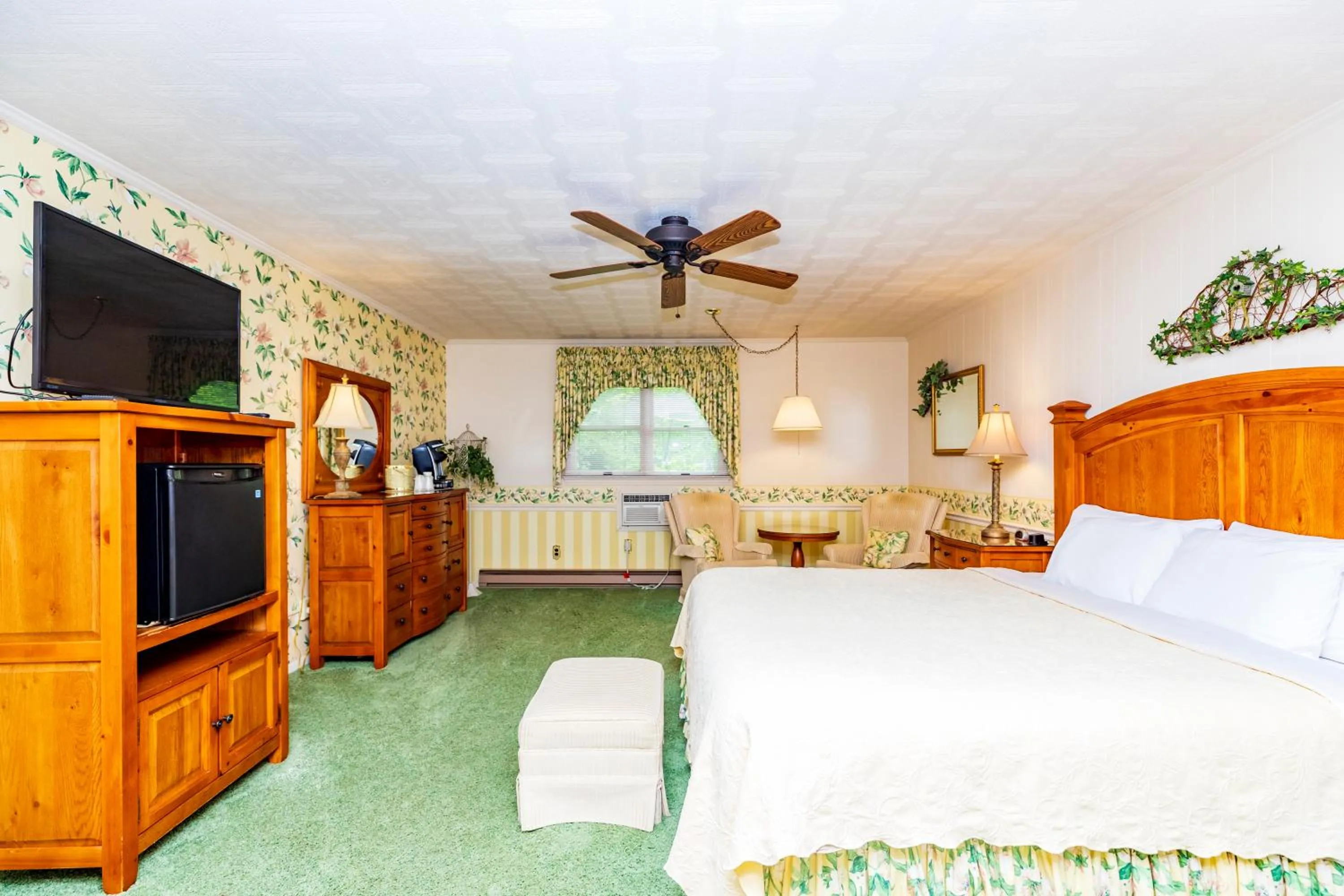 Photo of the whole room, Bed in Azalea Garden Inn