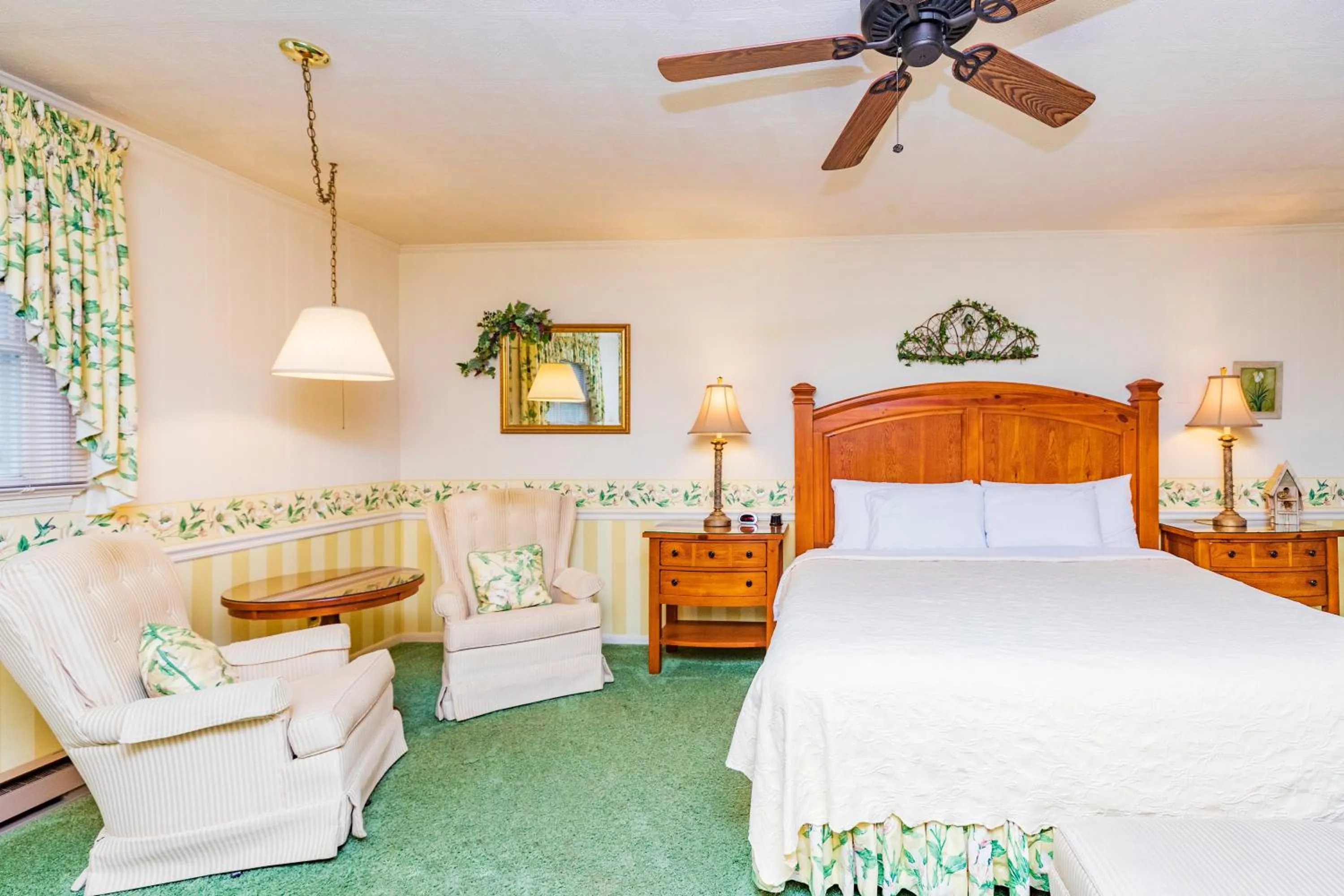 Bedroom, Bed in Azalea Garden Inn