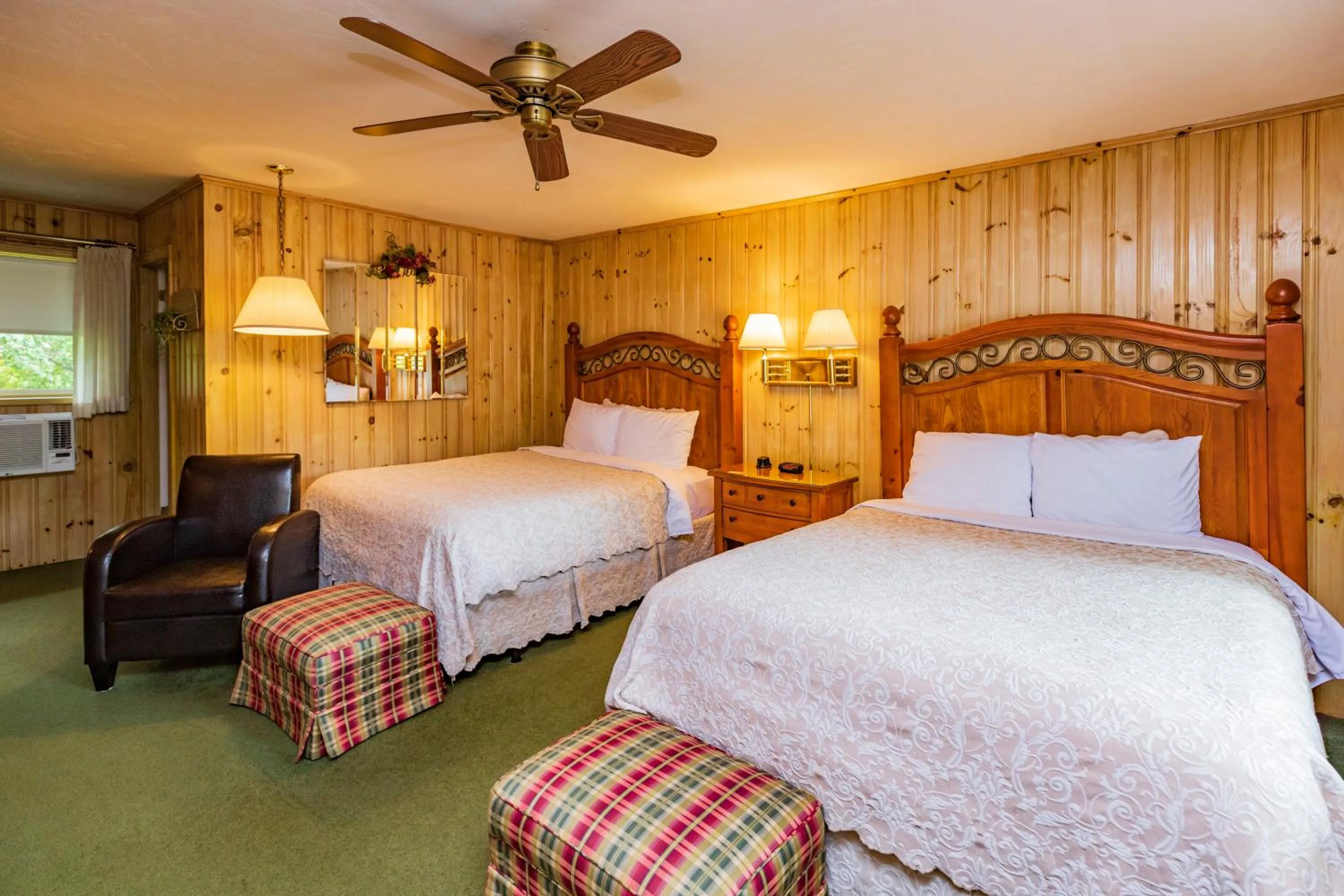 Bedroom, Bed in Azalea Garden Inn