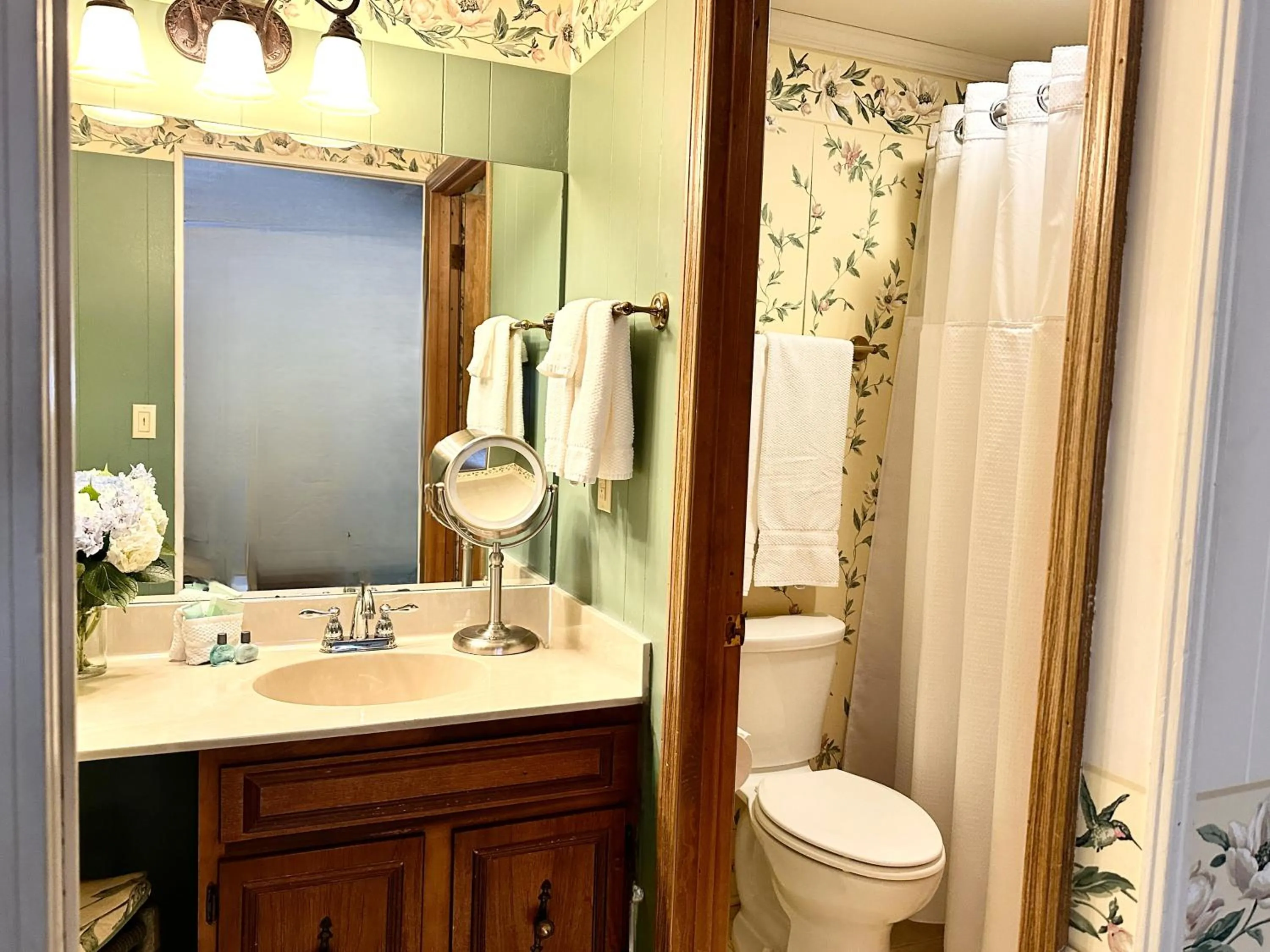 Bathroom in Azalea Garden Inn