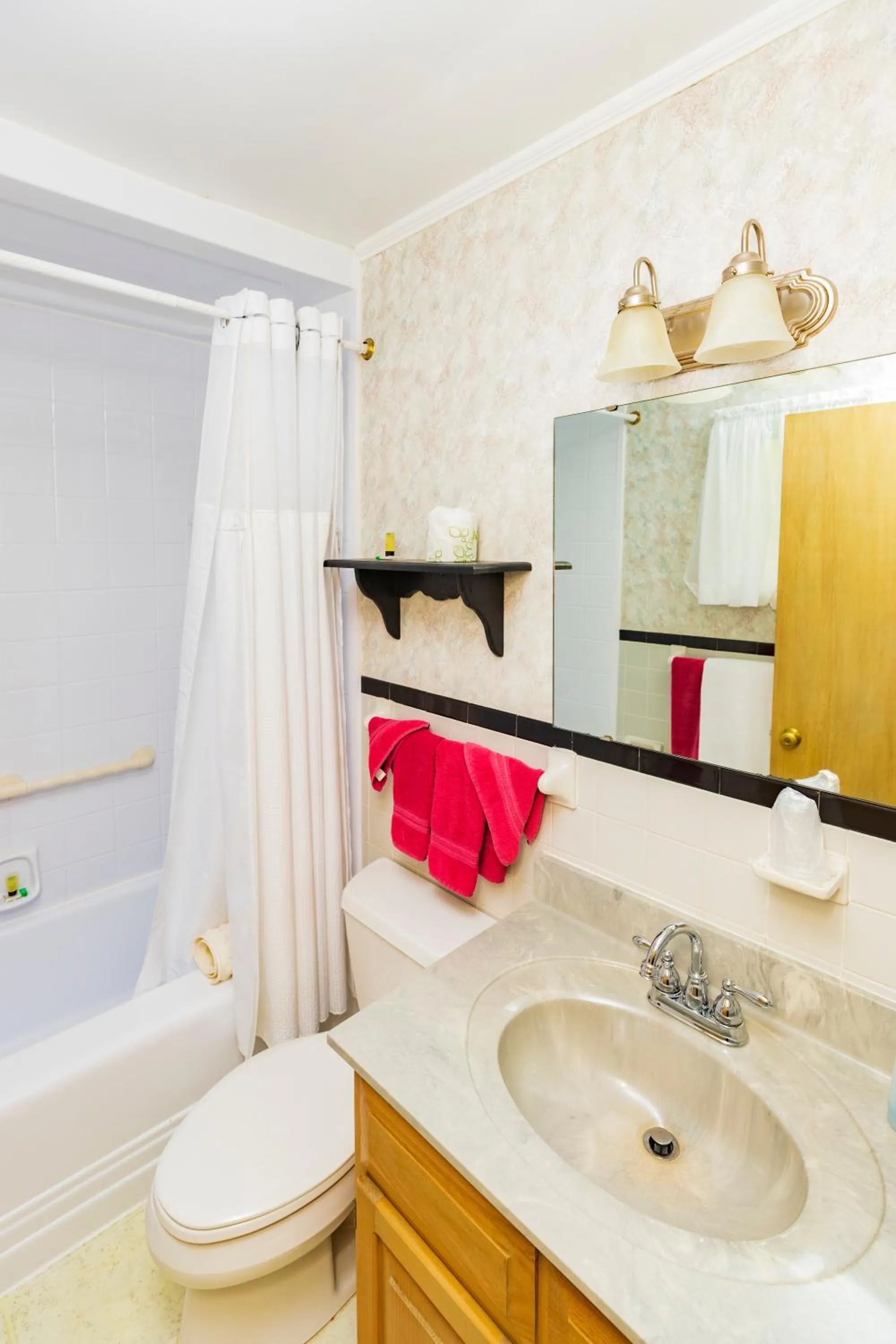 Bathroom in Azalea Garden Inn