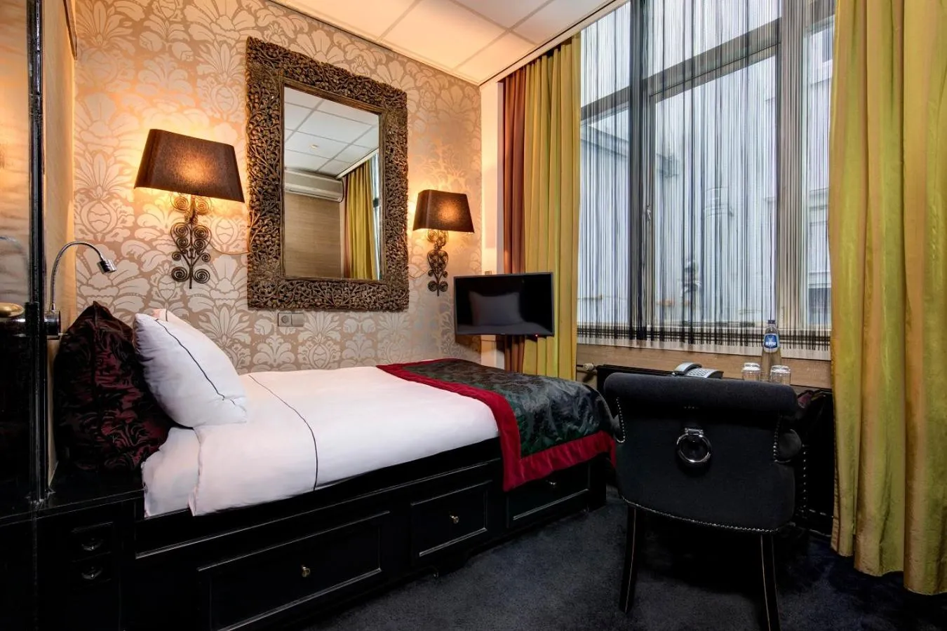 Bed in The Pavilions Amsterdam, The Toren