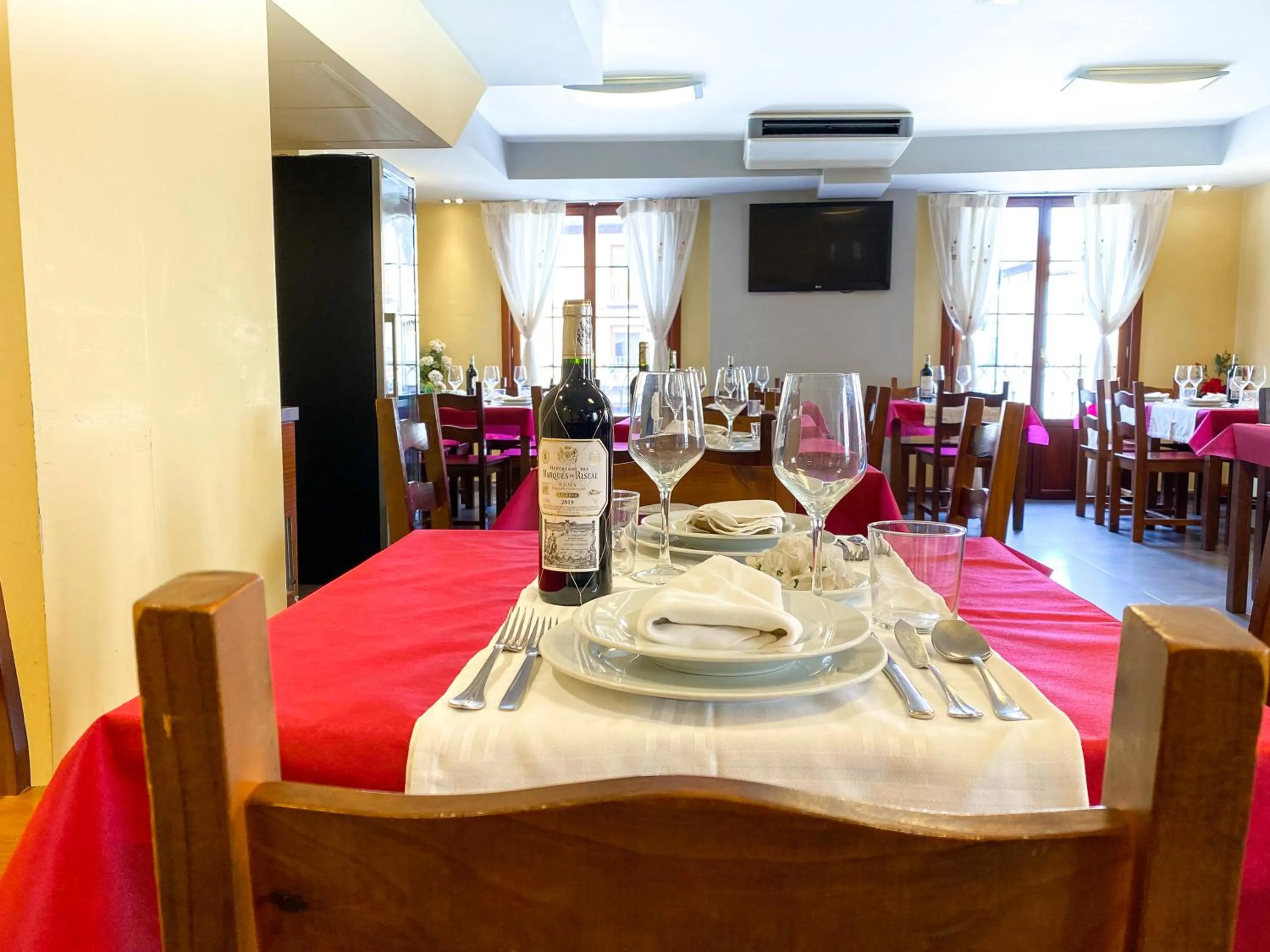 Restaurant/places to eat in Hostal Ainoa