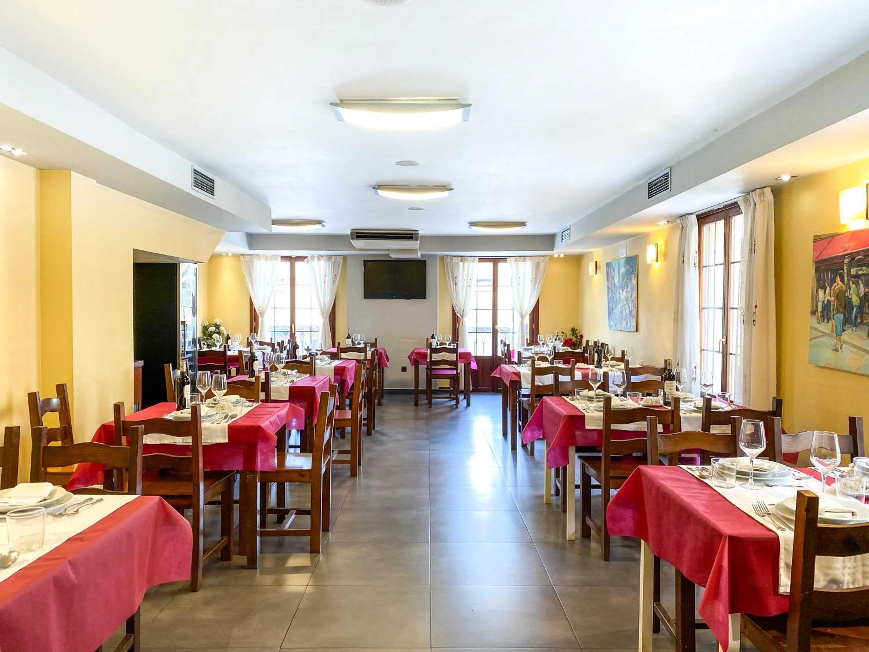 Restaurant/places to eat in Hostal Ainoa