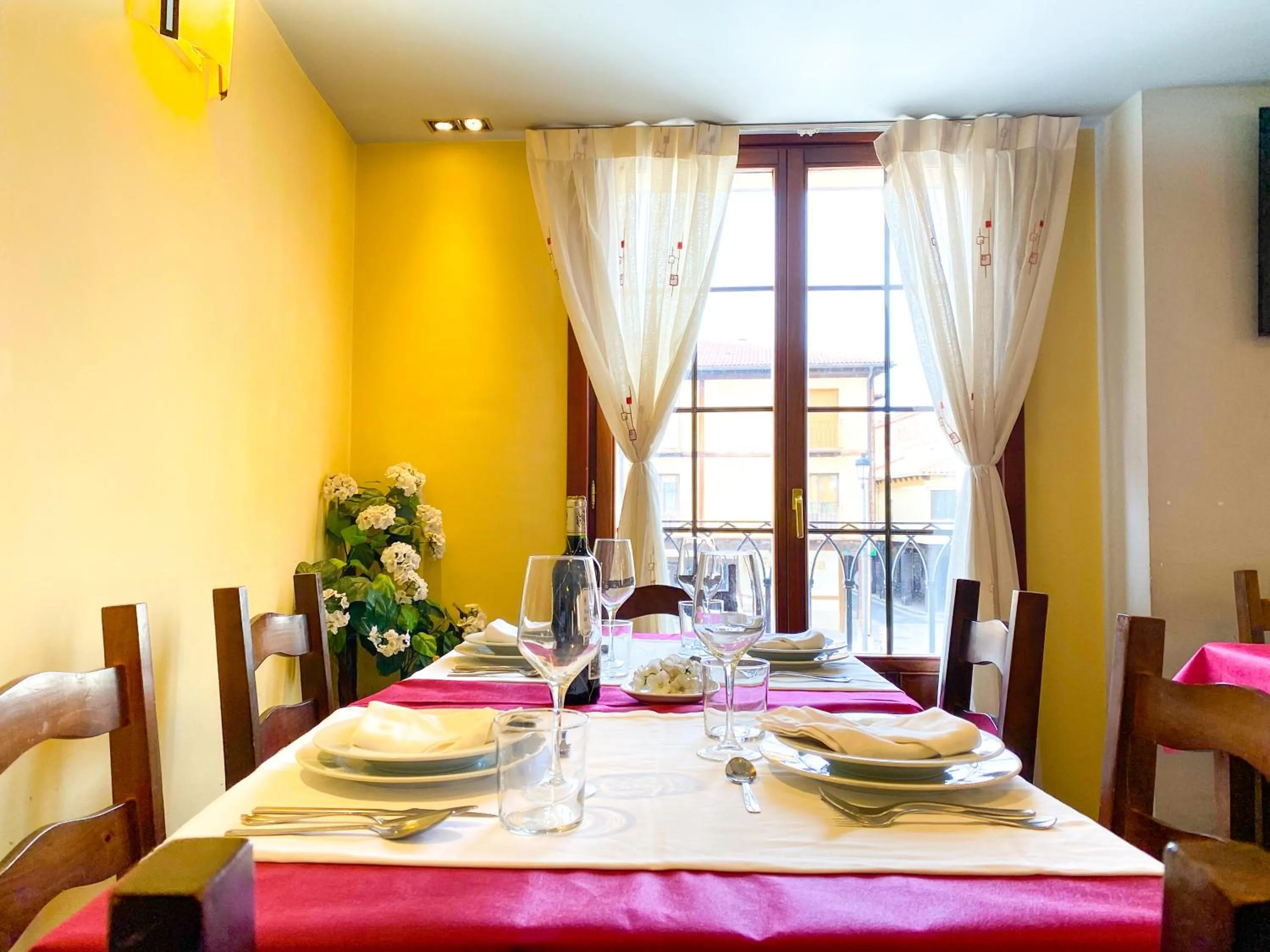 Restaurant/places to eat in Hostal Ainoa