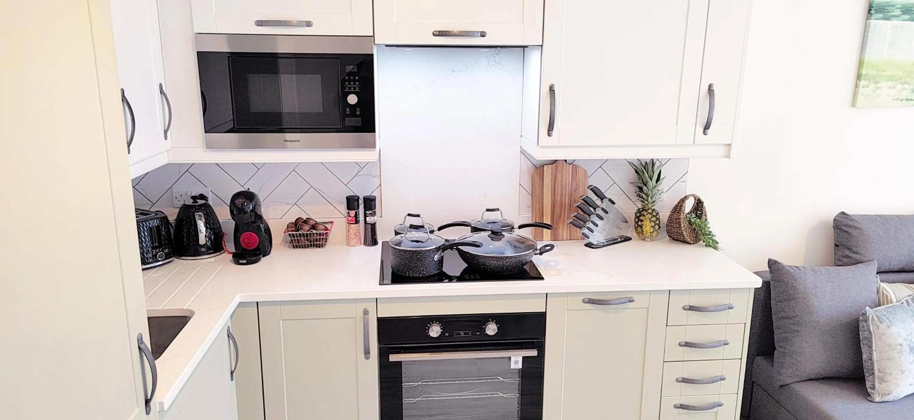 Coffee/tea facilities in Modern 2 BR Apartment near Town