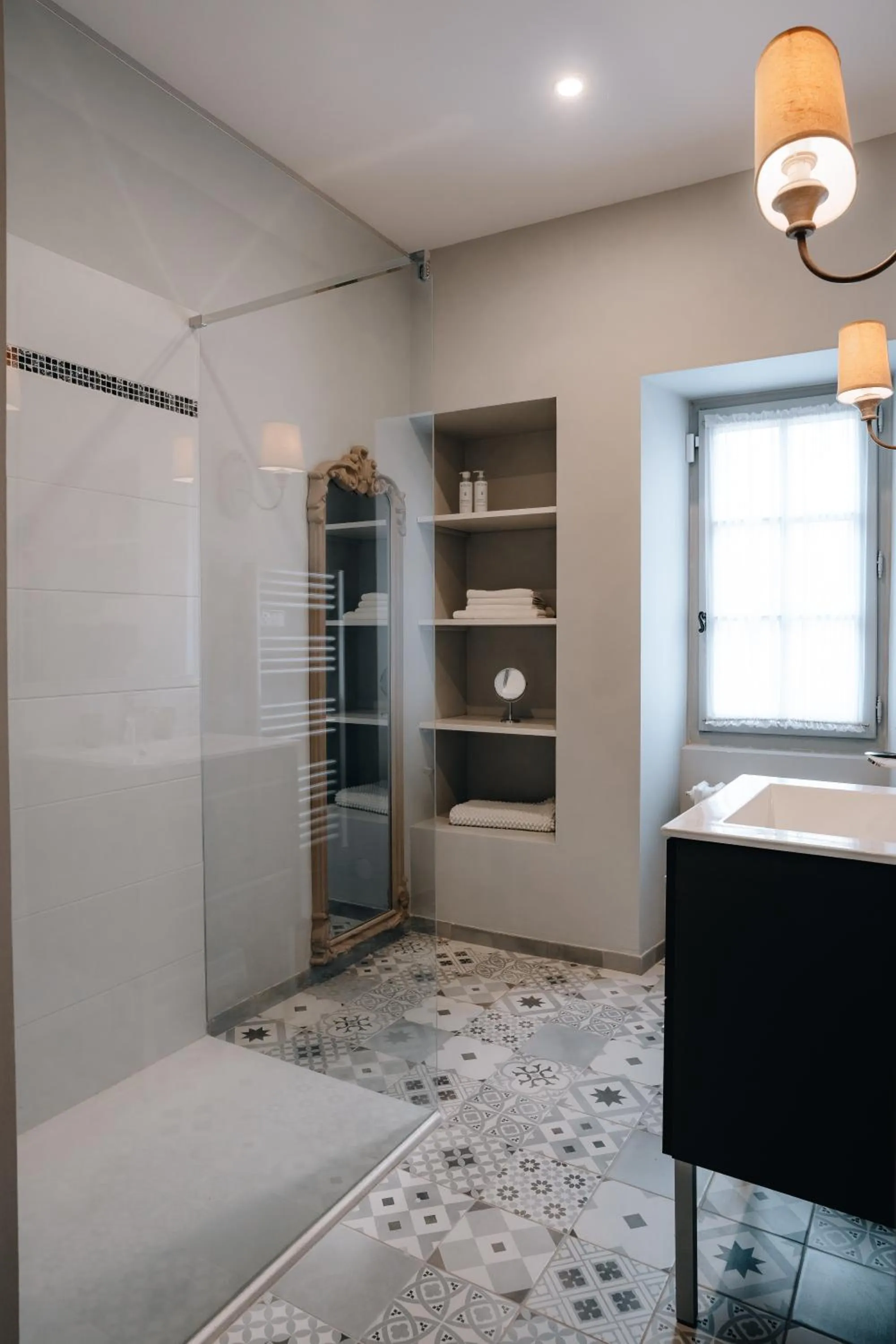 Shower in Hôtel l'Abbaye