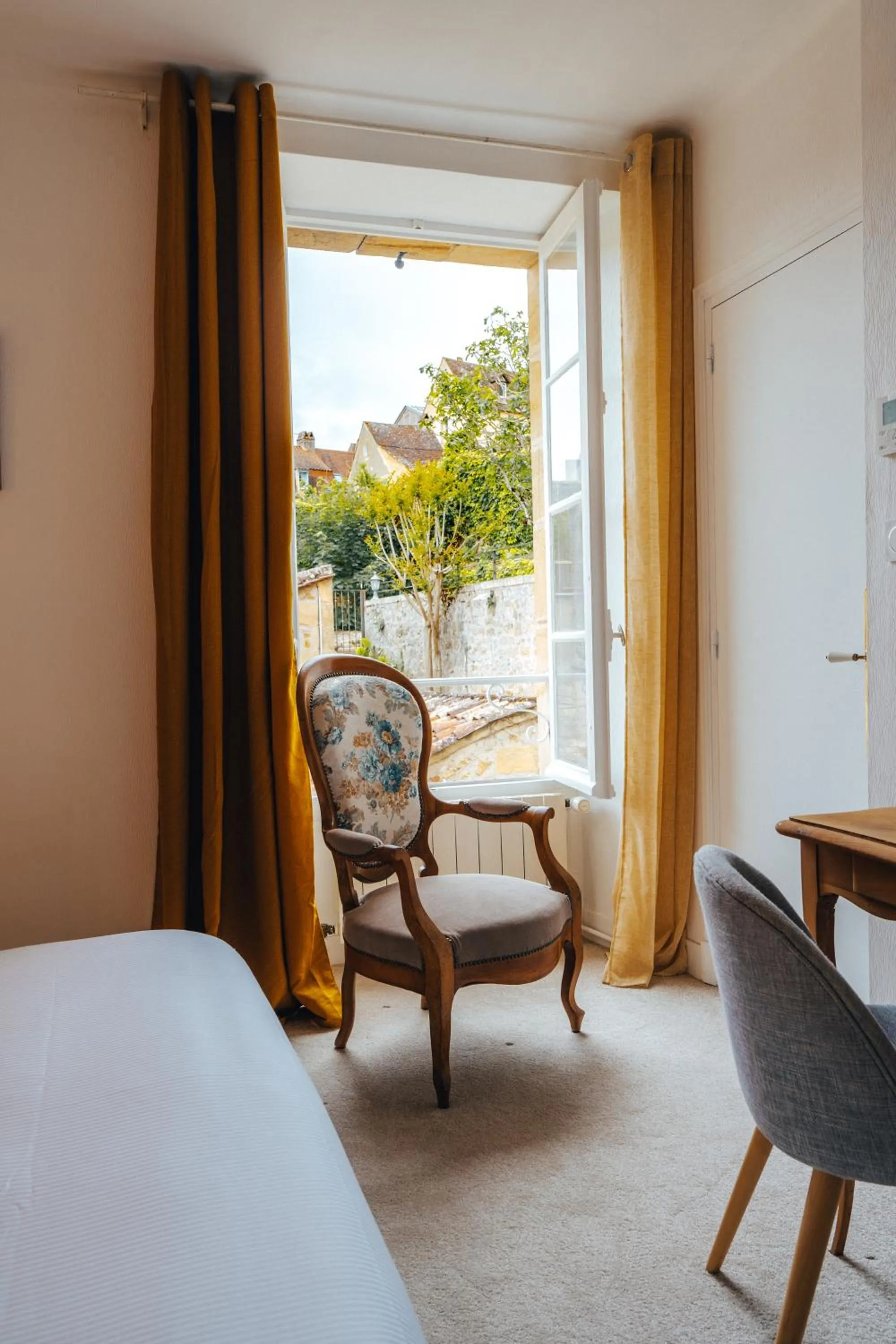 View (from property/room), Bed in Hôtel l'Abbaye