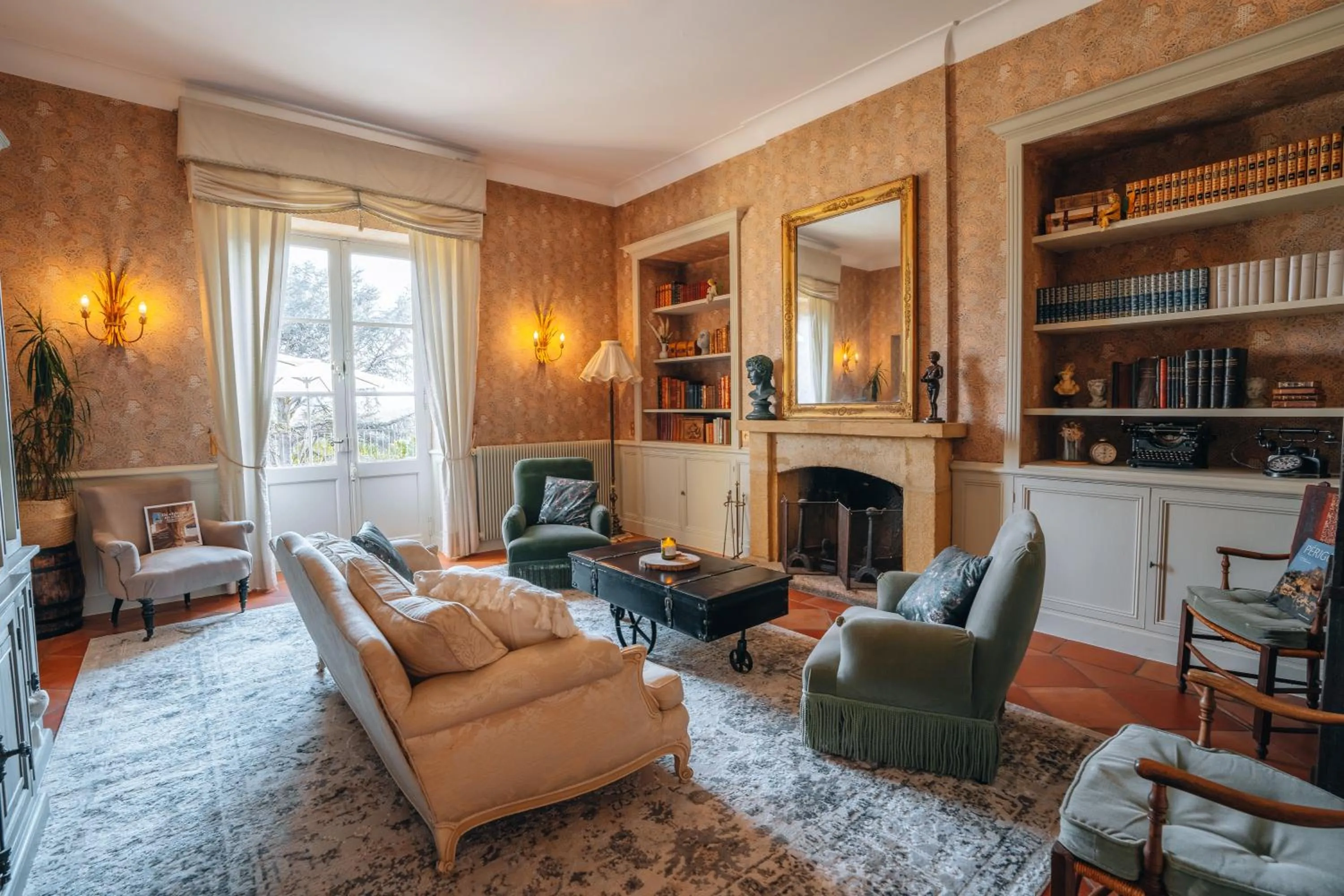 Communal lounge/ TV room in Hôtel l'Abbaye