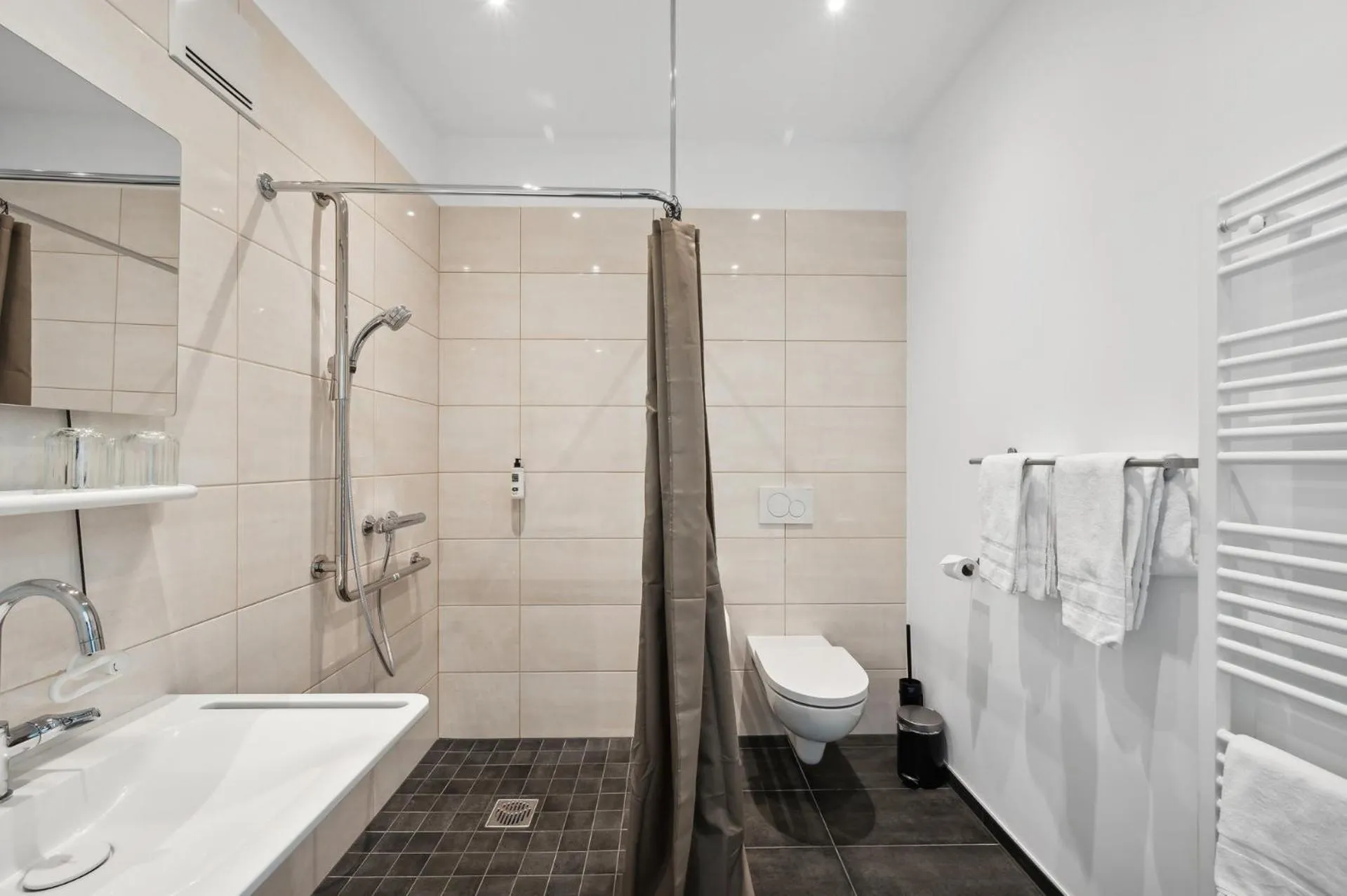 Bathroom in Home and CoLiving Bonn I Aparthotel