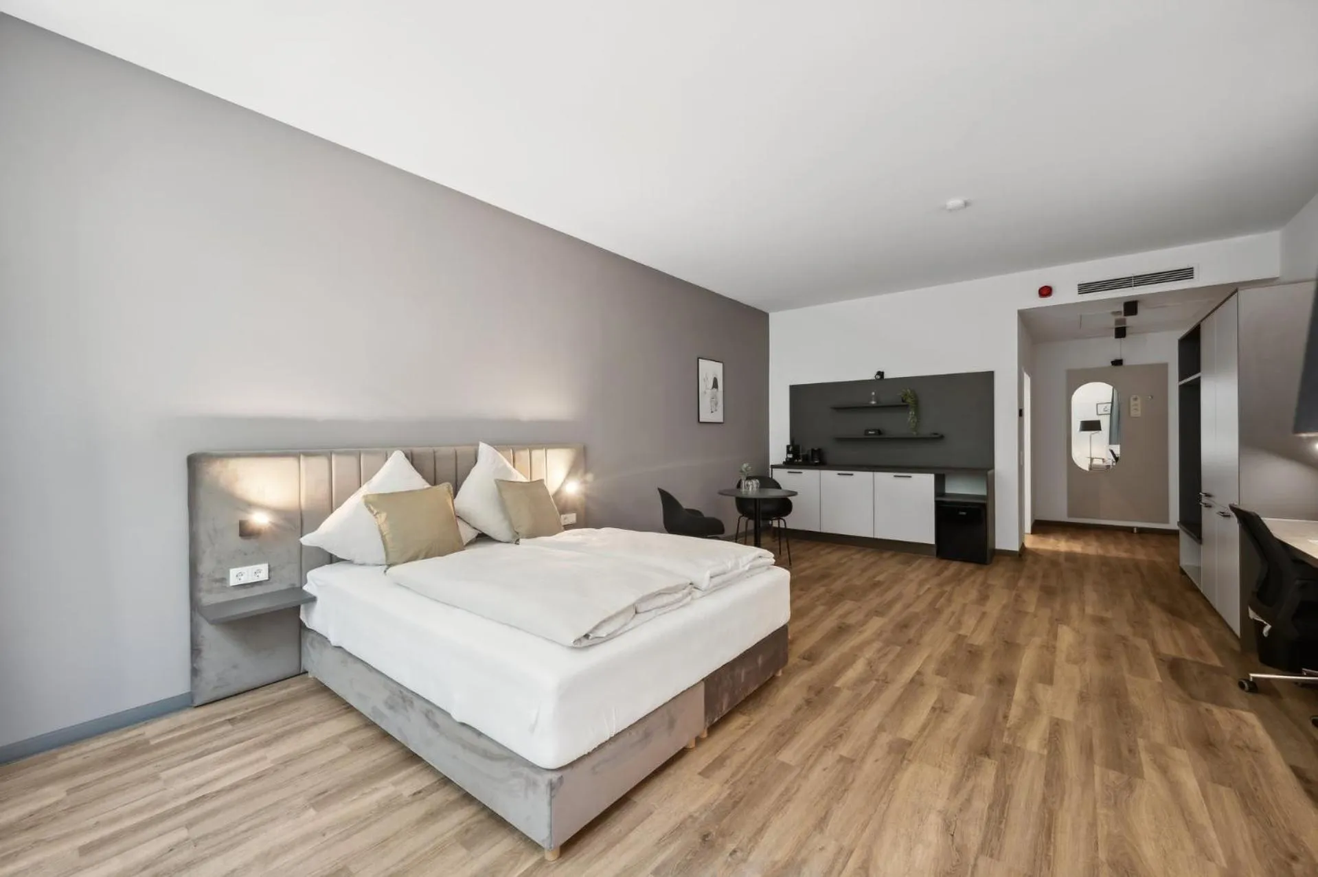 Photo of the whole room, Bed in Home and CoLiving Bonn I Aparthotel