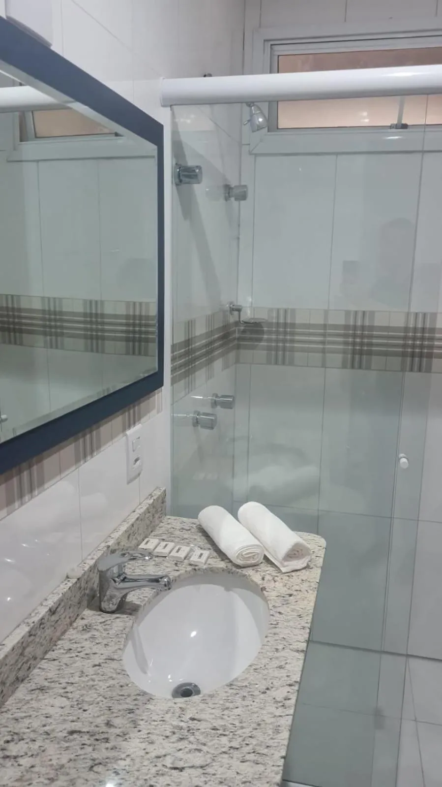 Bathroom in HOTEL DO CENTRO 100m SANTA CASA, ASSEMBLEIA E UFRGS, PROXIMO AO ARAUJO VIANA, PET'S FRIENDLY!!!
