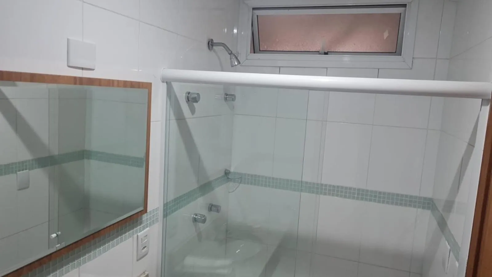 Bathroom in HOTEL DO CENTRO 100m SANTA CASA, ASSEMBLEIA E UFRGS, PROXIMO AO ARAUJO VIANA, PET'S FRIENDLY!!!