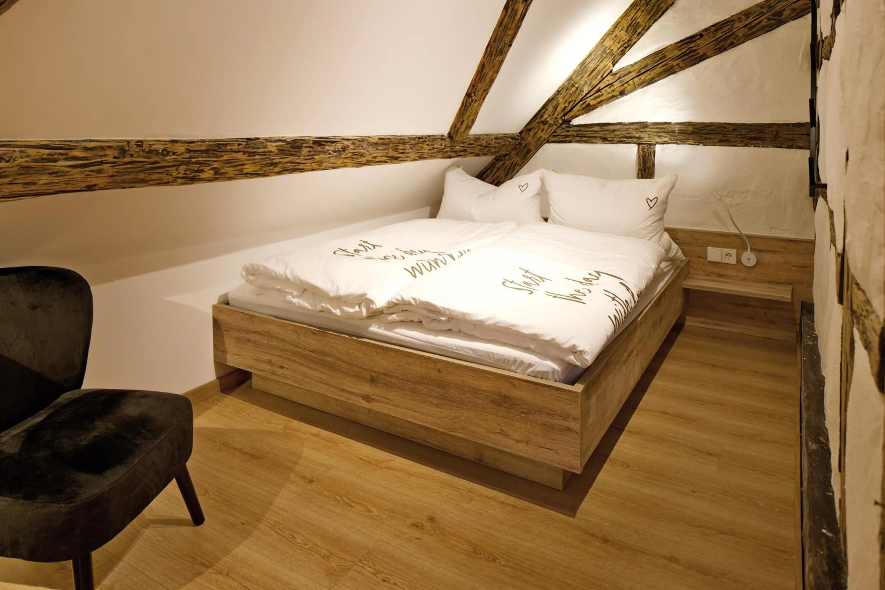 Bedroom, Bed in Zinsers Appartements im Flämmle