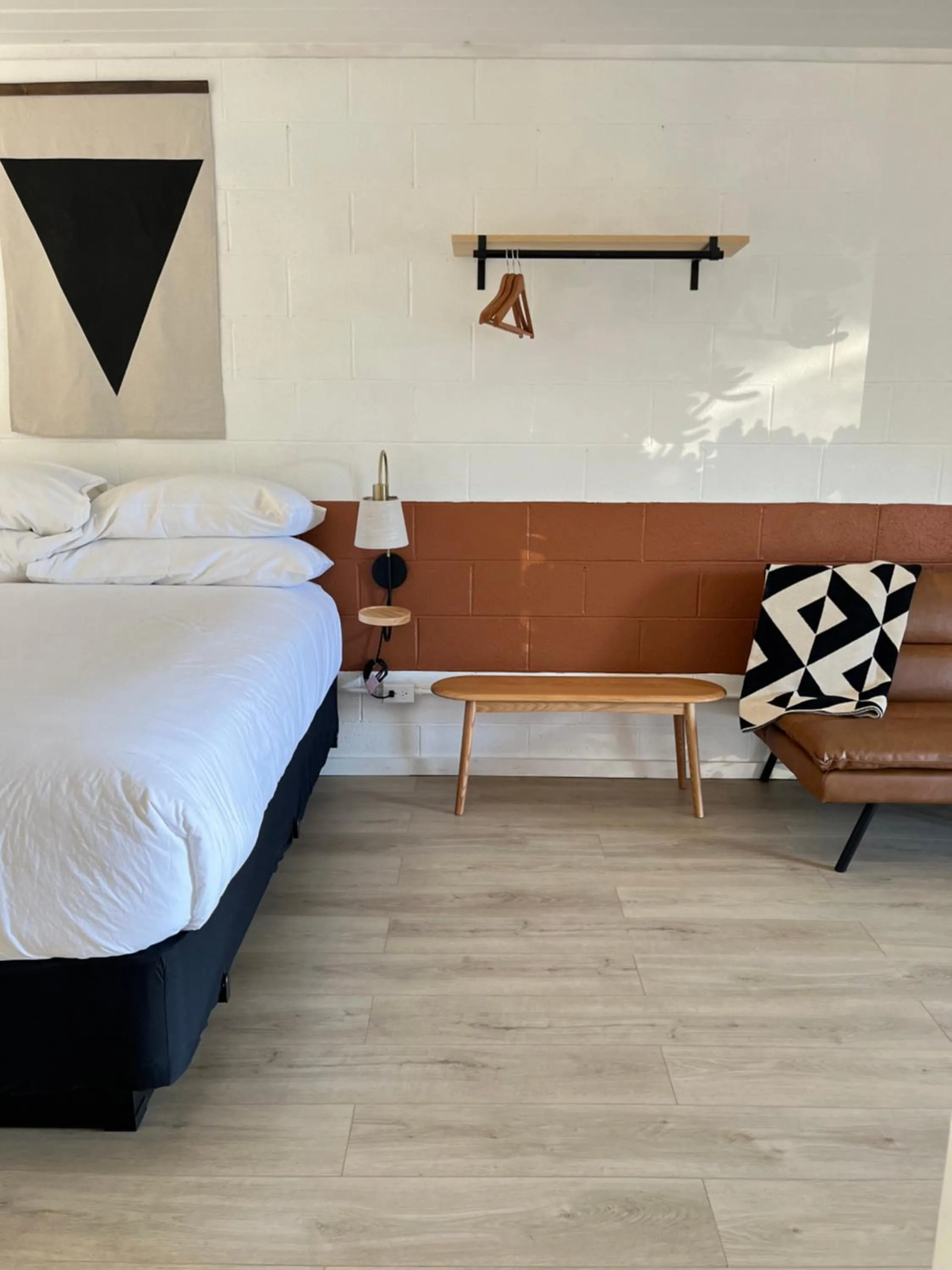 Bedroom, Bed in Triangle Motel