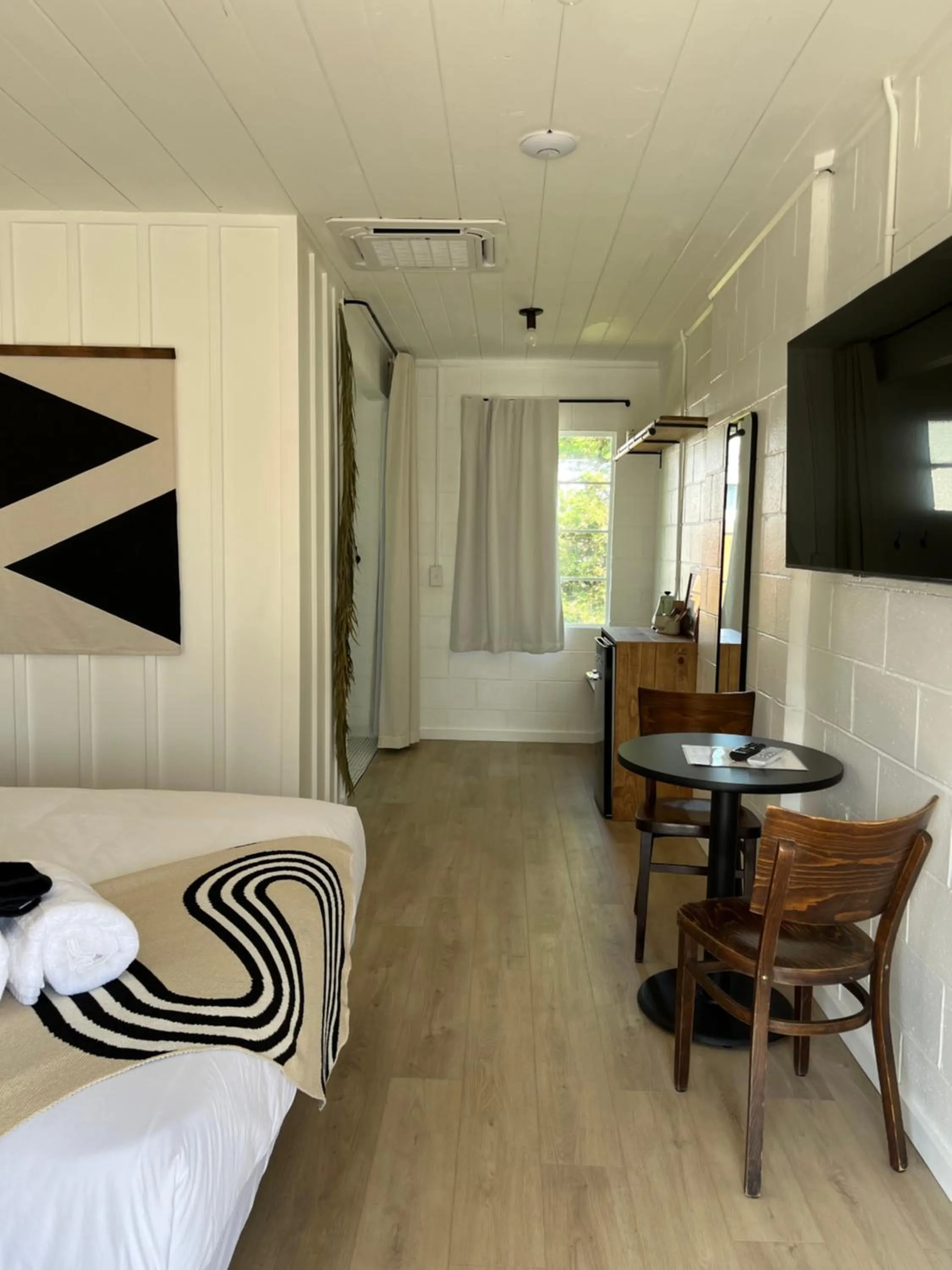 Photo of the whole room, Bed in Triangle Motel