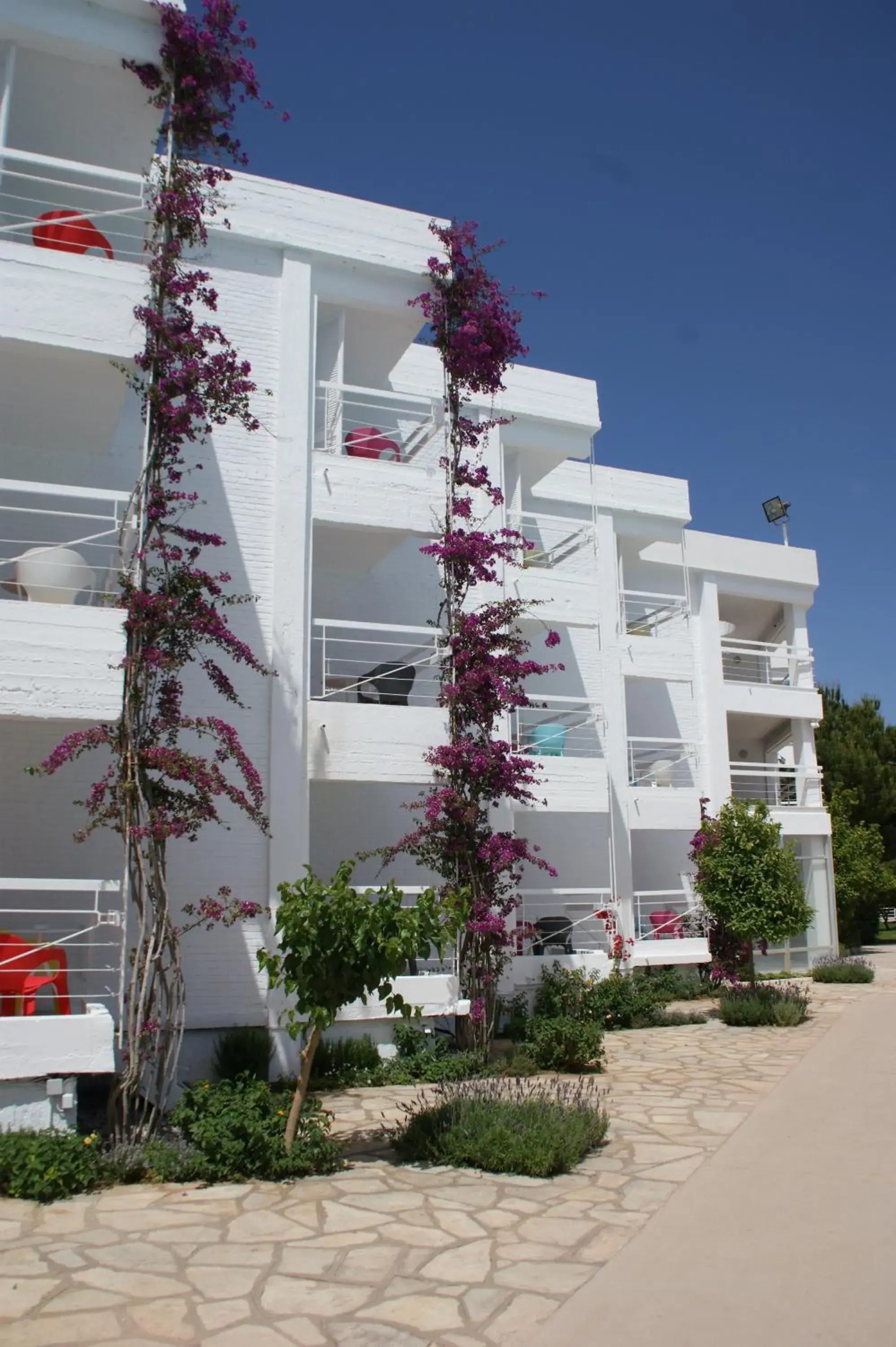 Property building in Marathon Beach Resort Property building in Marathon Beach Resort