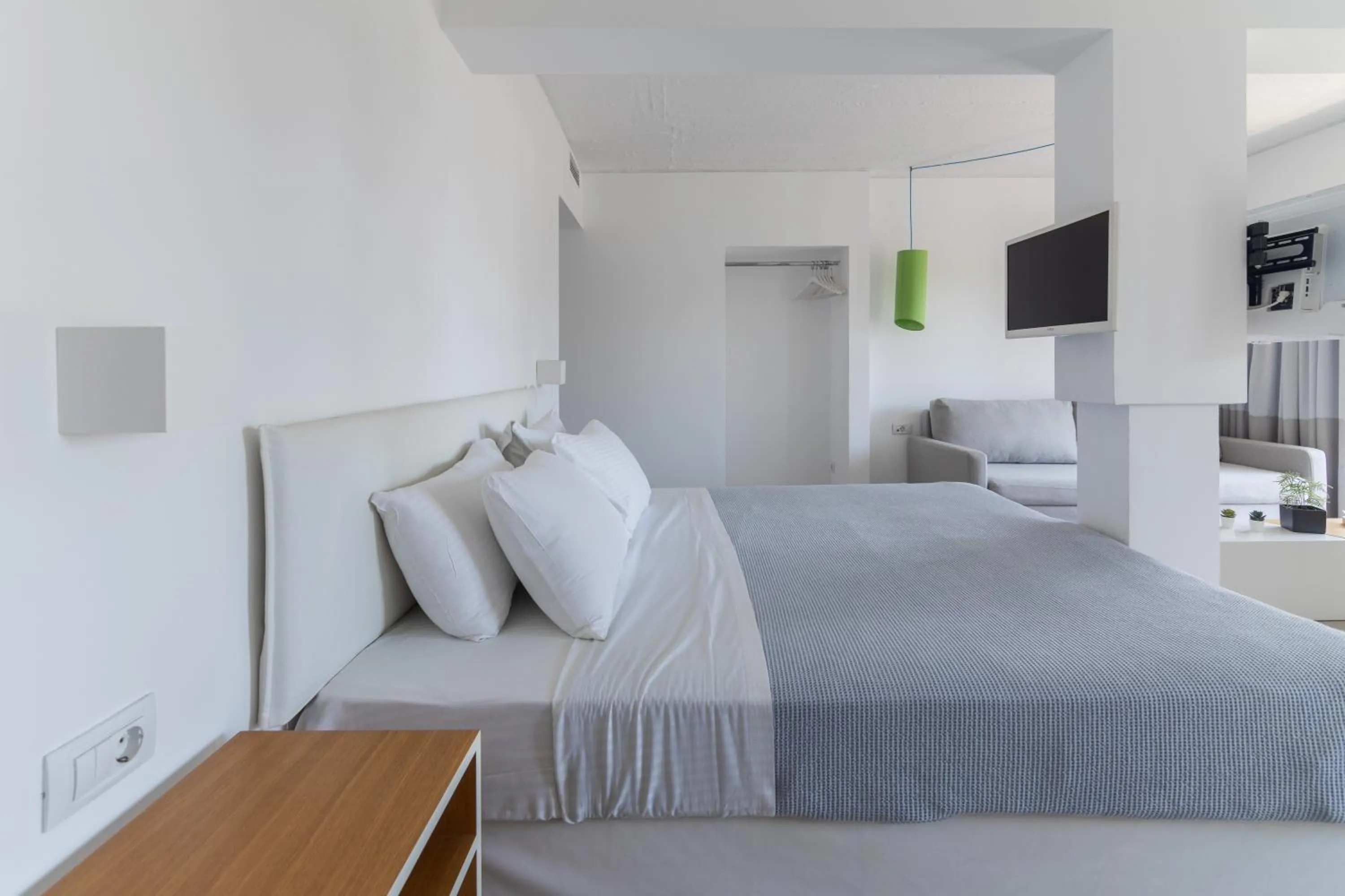 Bed in Marathon Beach Resort